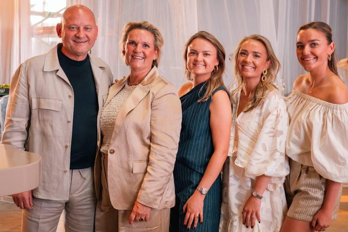 Familie Pessers (van links naar rechts) - Vader Ruud, moeder Mirella, Marijn, Stefanie en Vivienne. Foto: eigen beeld Familie Pessers (van links naar rechts) - Vader Ruud, moeder Mirella, Marijn, Stefanie en Vivienne. Foto: eigen beeld