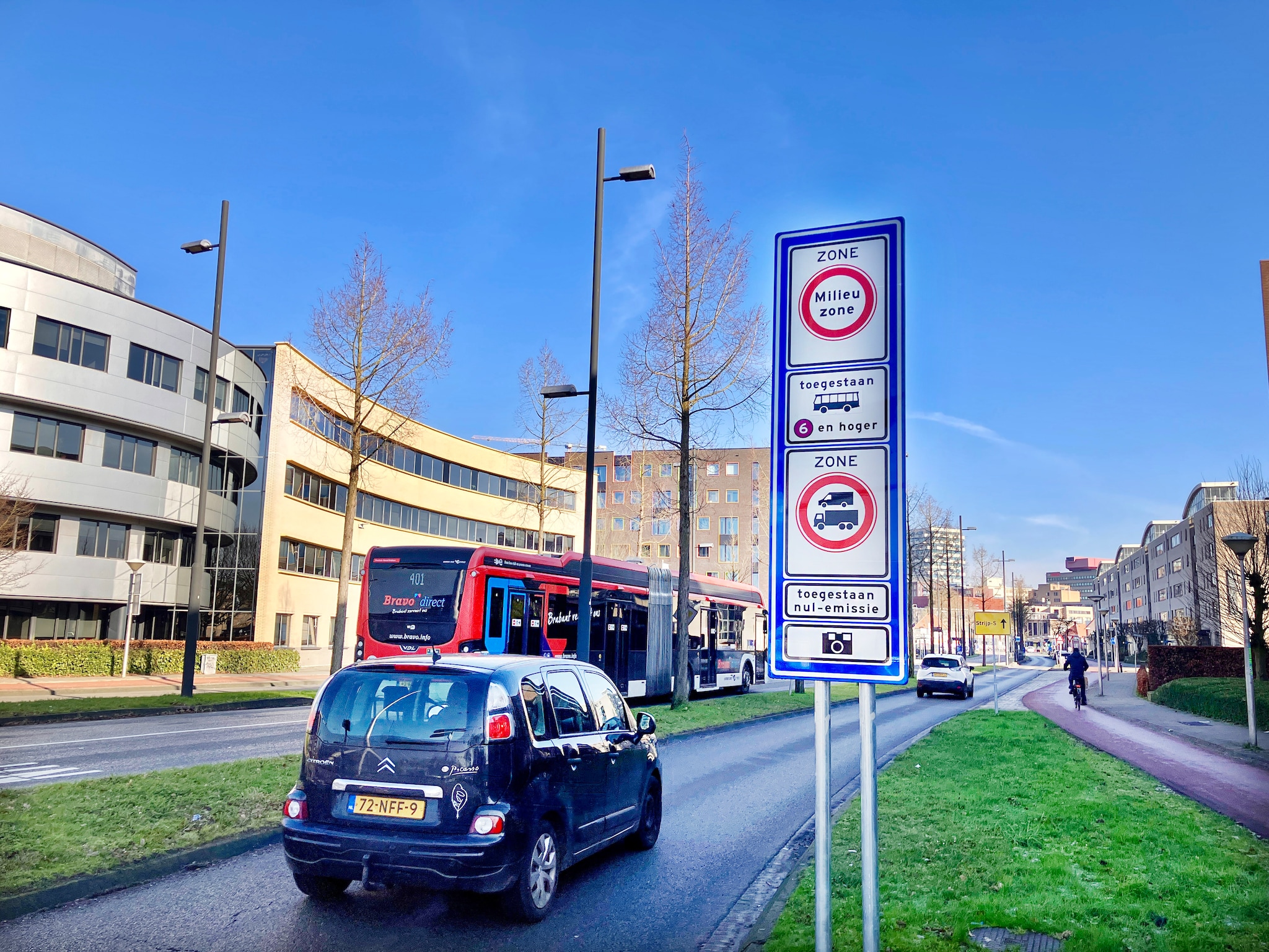 Vanaf vandaag worden eigenaren van bestelbusjes beboet als ze een zero-emissiezone binnenrijden. Vanaf vandaag worden eigenaren van bestelbusjes beboet als ze een zero-emissiezone binnenrijden. Foto: DPG Media/AD.