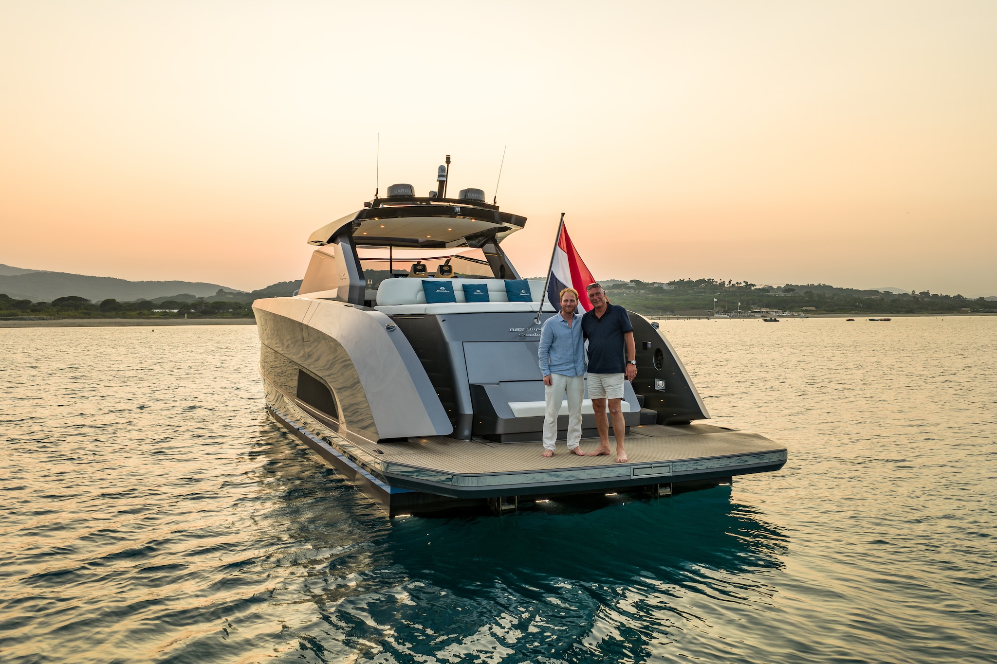 Hans Webbink (rechts) en zoon Willem-Jan op een van ‘hun’ jachten in Saint-Tropez. Hans Webbink (rechts) en zoon Willem-Jan op een van ‘hun’ jachten in Saint-Tropez. Foto: Steeler Yachts
