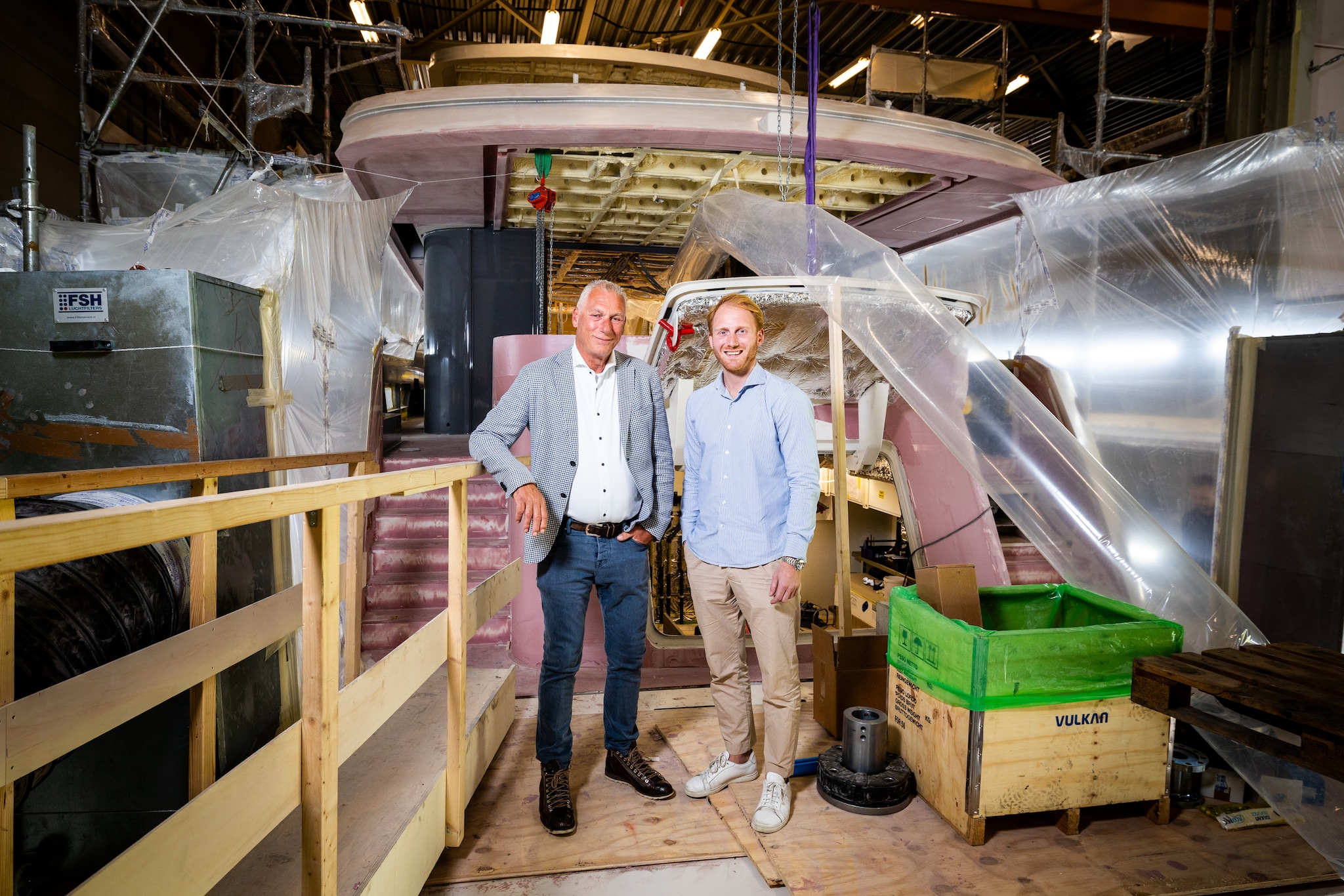 Hans en Willem-Jan Webbink in Meppel bij een Ocean Explorer in aanbouw. Foto: Enzio Ardesch Enzio Ardesch. Hans en Willem-Jan Webbink in Meppel bij een Ocean Explorer in aanbouw. Foto: Enzio Ardesch