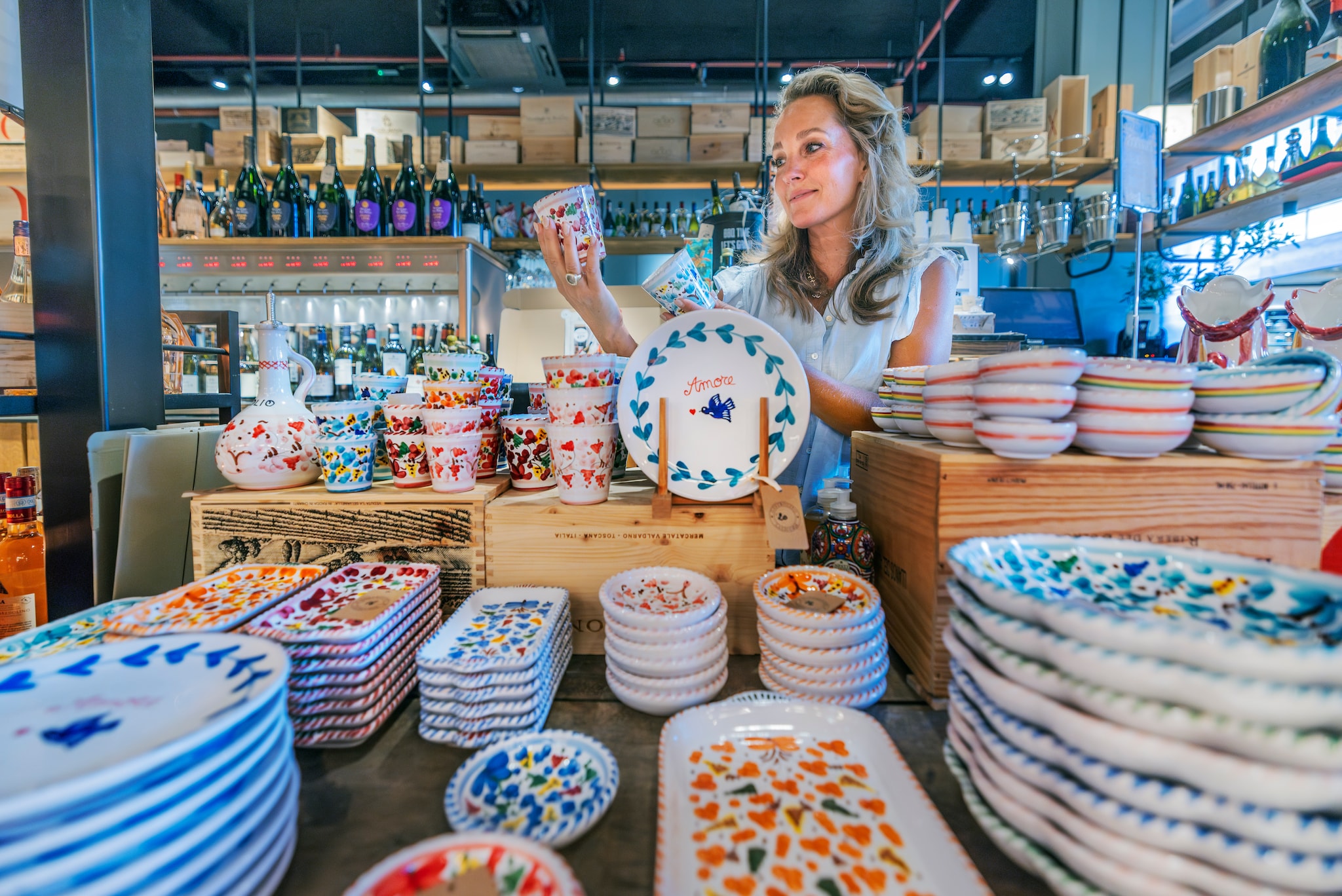 Ann Piacenza bij haar zelf ontworpen servies.  Ann Piacenza bij haar zelf ontworpen servies. Foto: Frank Jansen