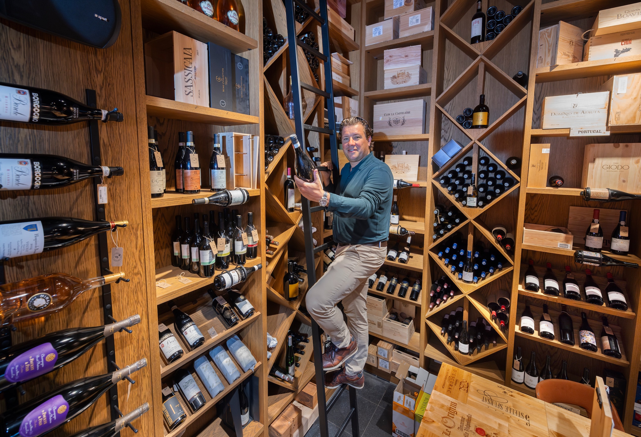 Damiano Piacenza in een gekoeld gedeelte van de zaak in Leidschendam.  Damiano Piacenza in een gekoeld gedeelte van de zaak in Leidschendam. Foto: Frank Jansen