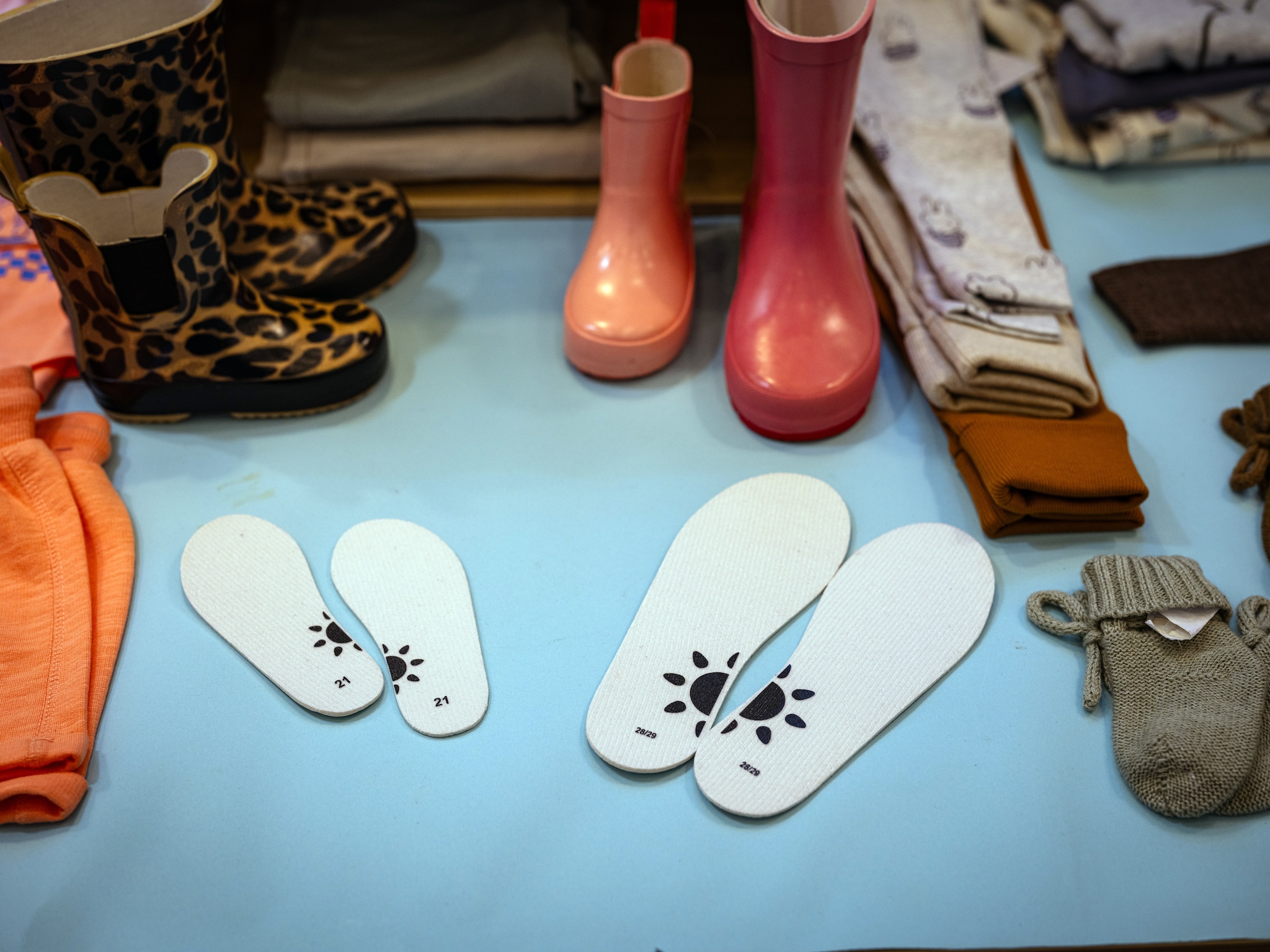 Door de halve maantjes in de zolen van kinderlaarzen kunnen kinderen zich makkelijker aankleden.  Marlies Wessels