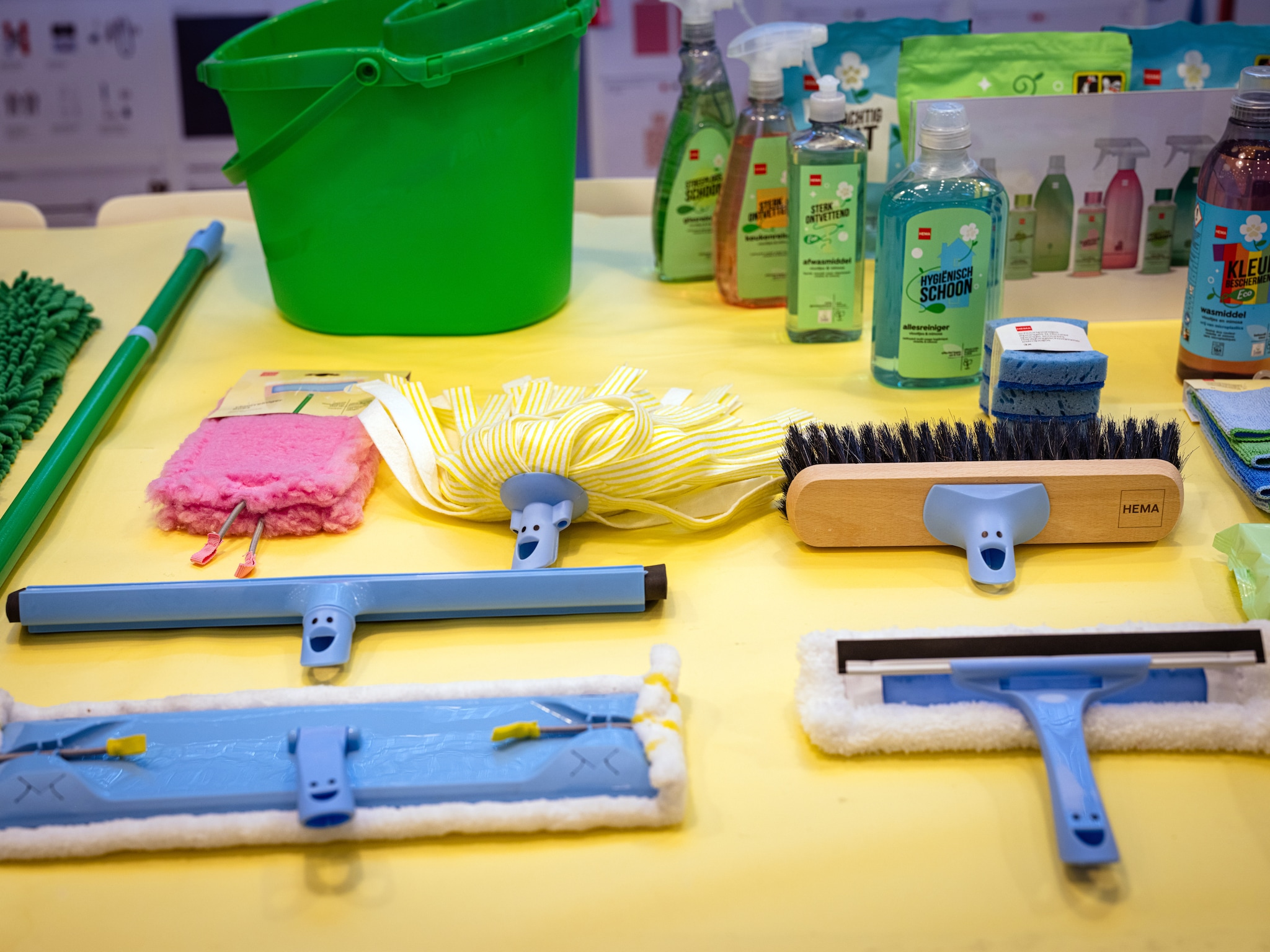 Schoonmaakspullen van Hema met een smiley.  Marlies Wessels