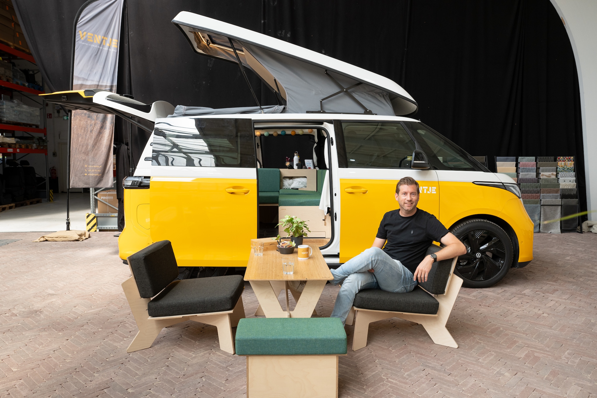 Frank Westland voor een ID. Buzz-versie van Ventje. Frank Westland voor een ID. Buzz-versie van Ventje. Foto: Nico Brons/AD.