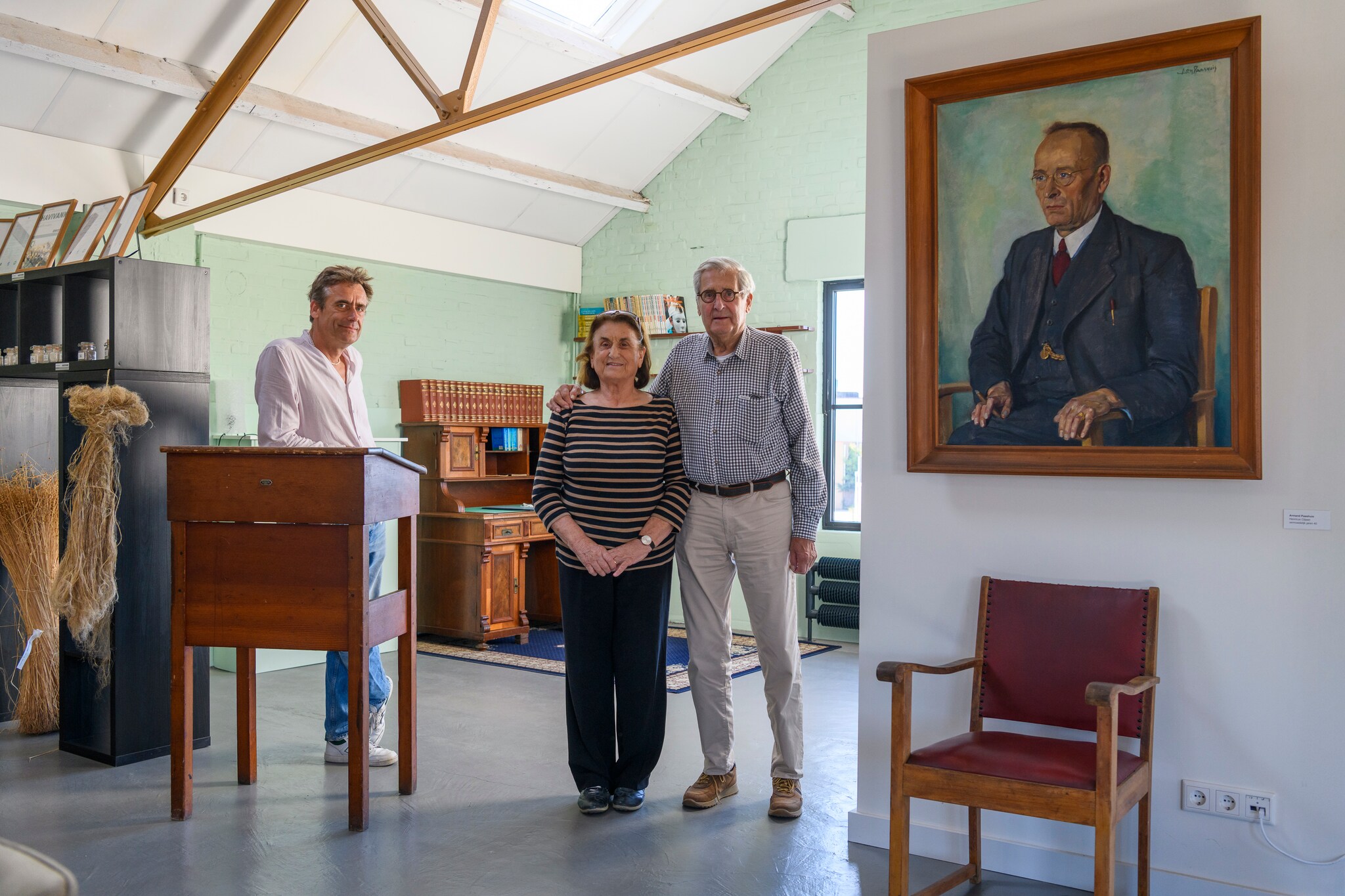 Harrie Clijsen en zijn vrouw Mariette, met links hun zoon Piet Hein in het textielbedrijf. Rechts een schilderij van oprichter Henricus Clijsen. Harrie Clijsen en zijn vrouw Mariette, met links hun zoon Piet Hein in het textielbedrijf. Rechts een schilderij van oprichter Henricus Clijsen. Foto: Joris Buijs/Pix4Profs