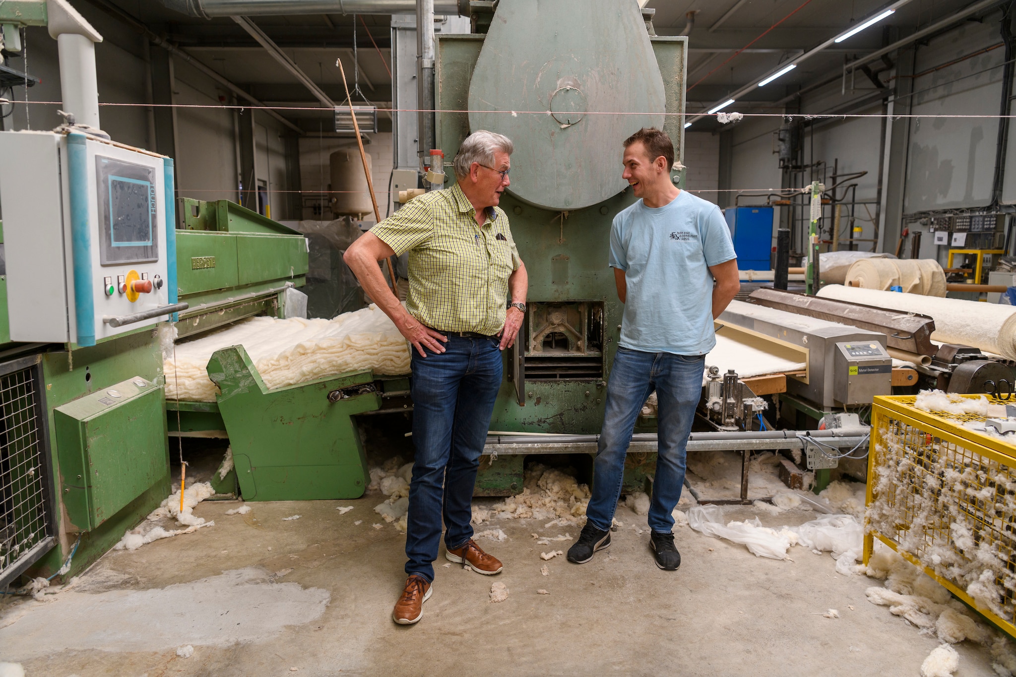 Vader Jeroen en zoon Joris van Leerdam in de textielfabriek waar de machines wol en katoen verwerken voor gebruik in luxe matrassen. Vader Jeroen en zoon Joris van Leerdam in de textielfabriek waar de machines wol en katoen verwerken voor gebruik in luxe matrassen. Foto: Joris Buijs/Pix4Profs