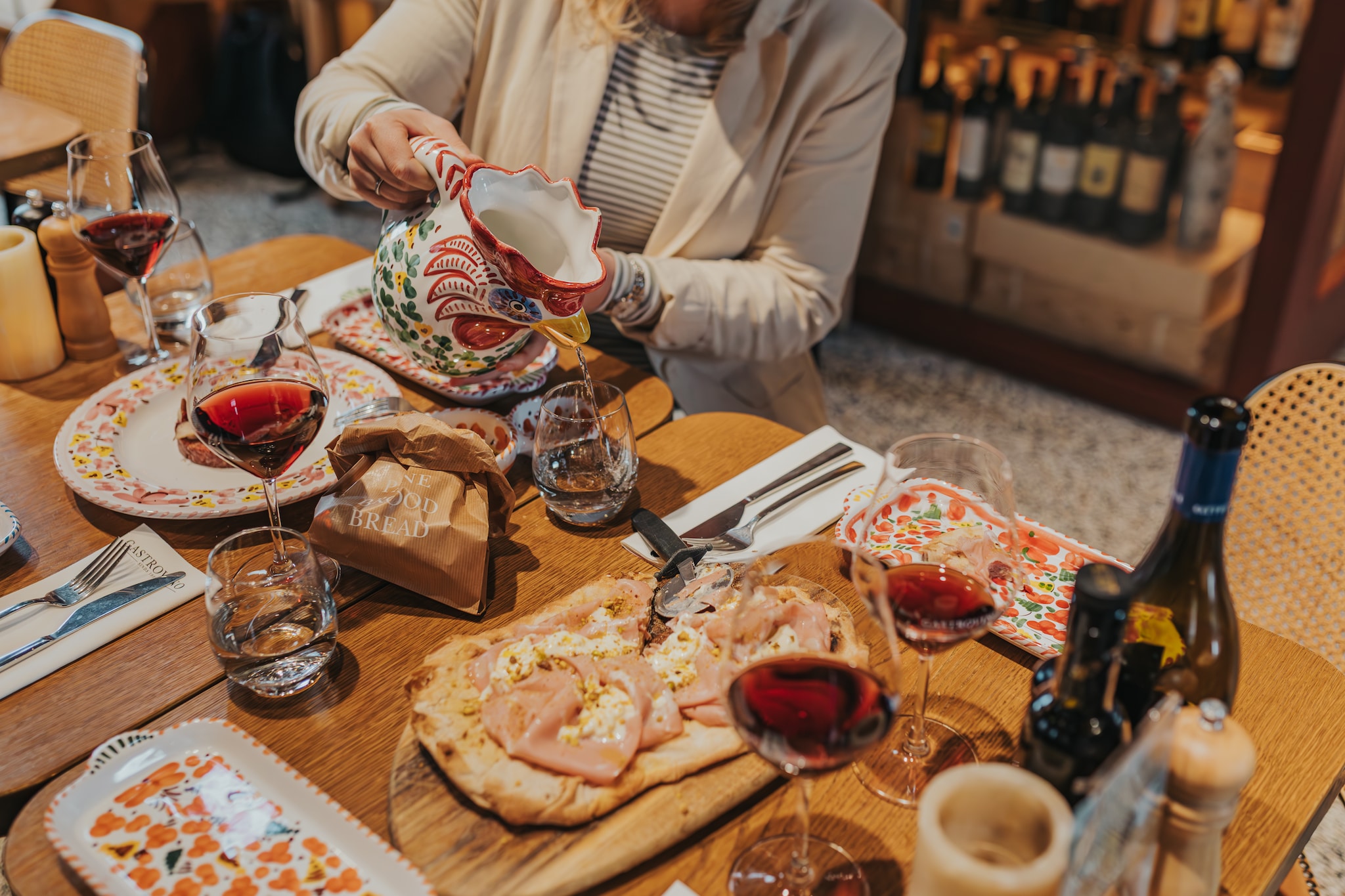 Ter illustratie: het servies van Gastrovino op tafel.  Het servies van Gastrovino op tafel. Foto: Studios Flair/Sanne van der Putten