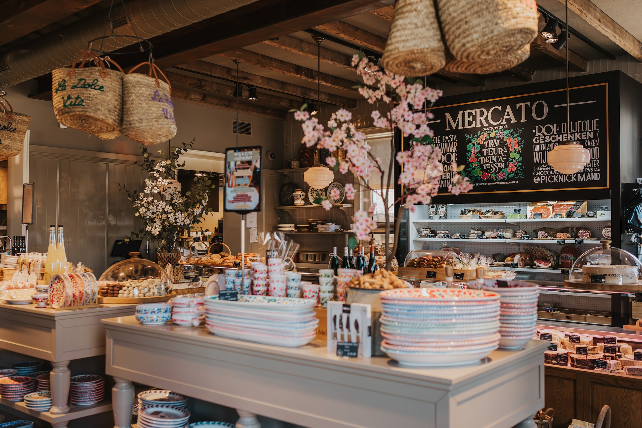 Servies én de delicatessenafdeling in Gastrovino Scheveningen.  Servies én de delicatessenafdeling in Gastrovino Scheveningen. Foto: Studios Flair/Sanne van der Putten