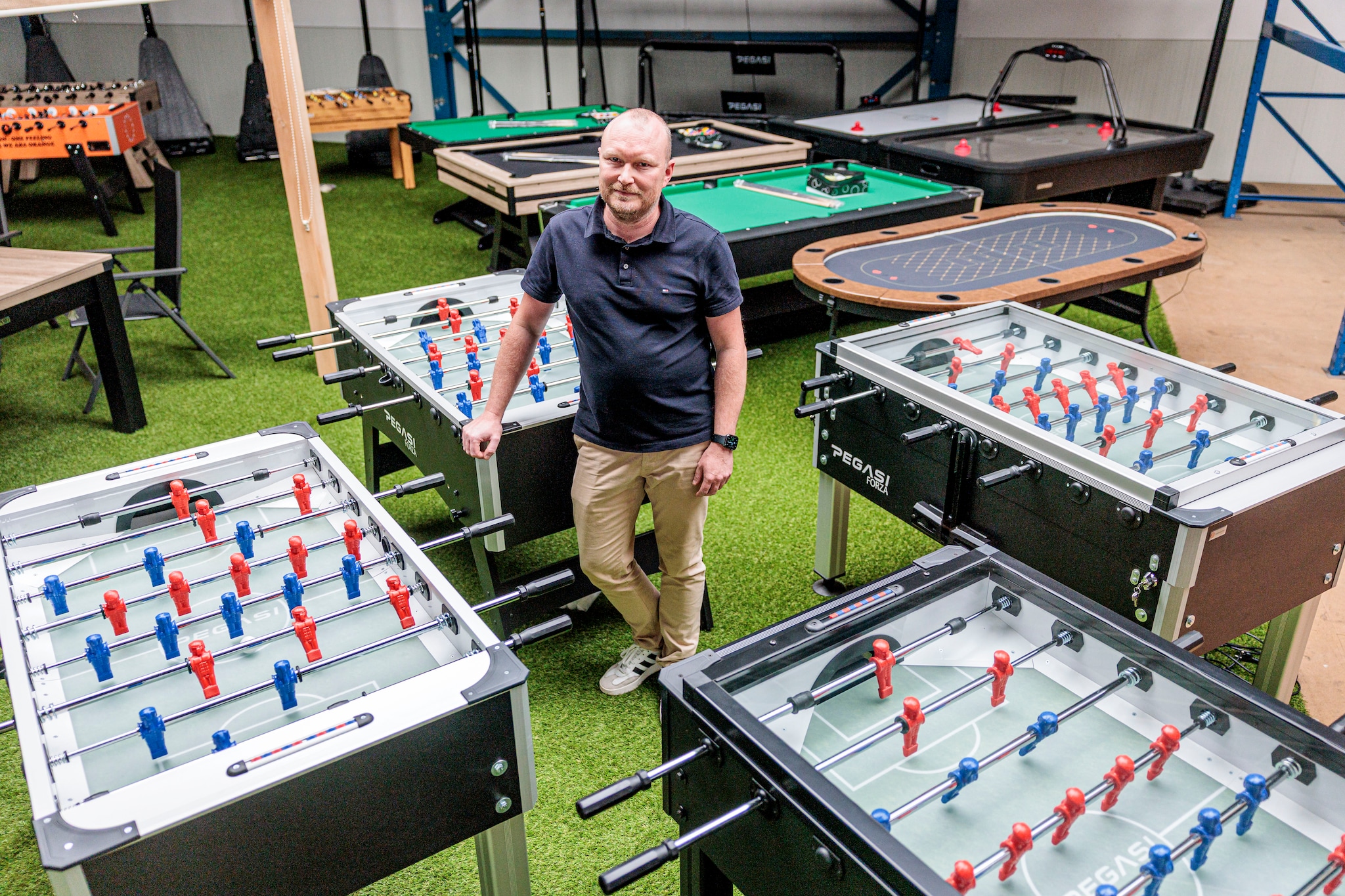 Jordi Mulder tussen de tafelvoetbaltafels. Foto: Emiel Muijderman  Jordi Mulder tussen de tafelvoetbaltafels. Foto: Emiel Muijderman