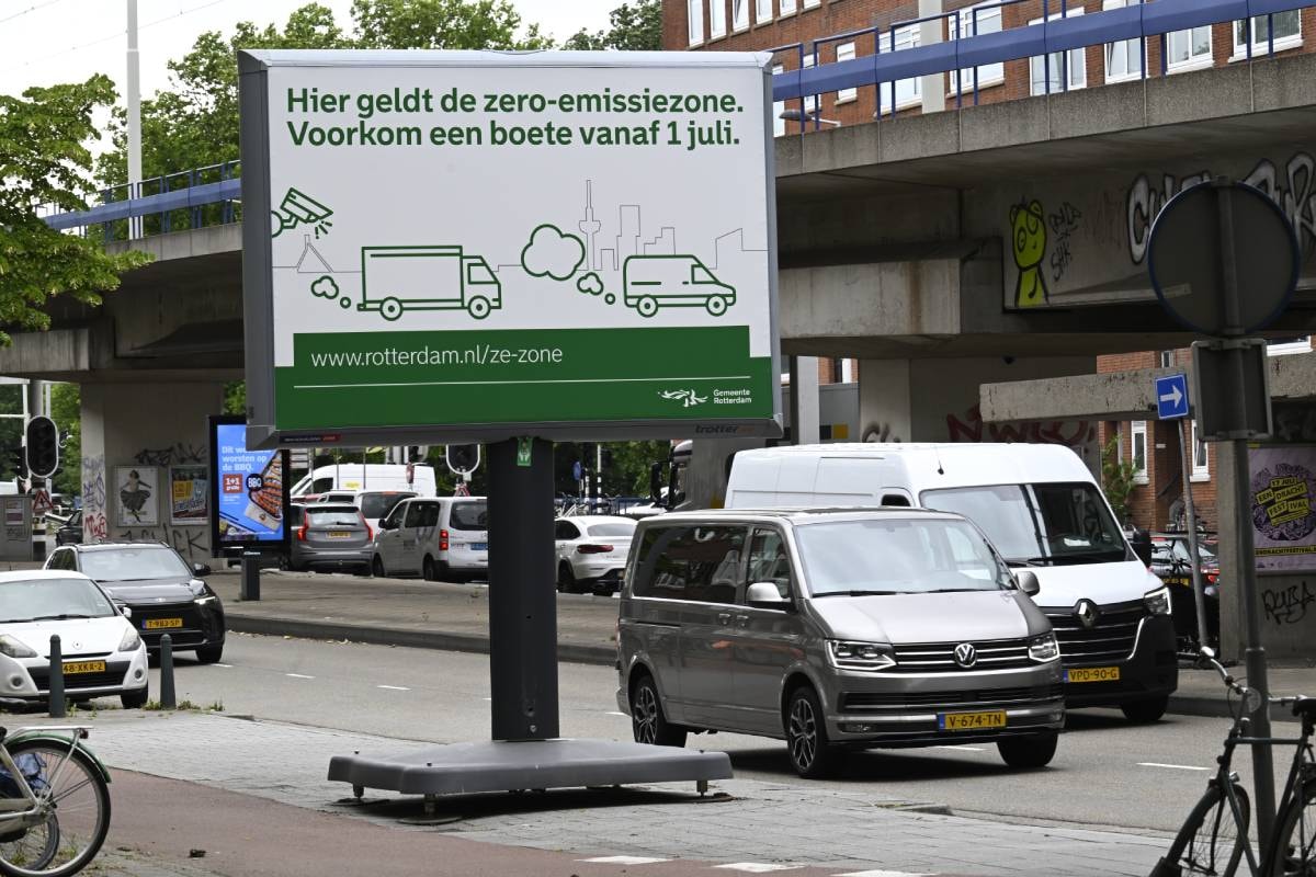 Sinds 1 juli worden er boetes uitgedeeld binnen zero-emissiezones. Foto: ANP Sinds 1 juli worden er boetes uitgedeeld binnen zero-emissiezones. Foto: ANP