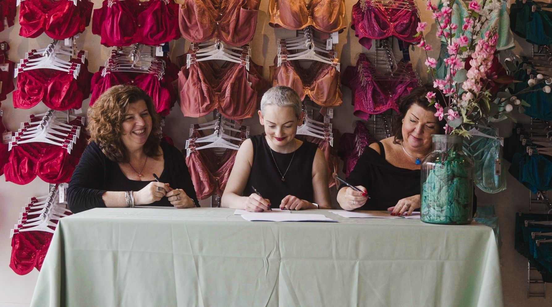 Nathalie en Sharon Richheimer ondertekenen samen met de nieuwe eigenaar Floor van de Pavert (midden) het overnamecontract. Nathalie en Sharon Richheimer ondertekenen samen met de nieuwe eigenaar Floor van de Pavert (midden) het overnamecontract. Foto: SuperBra
