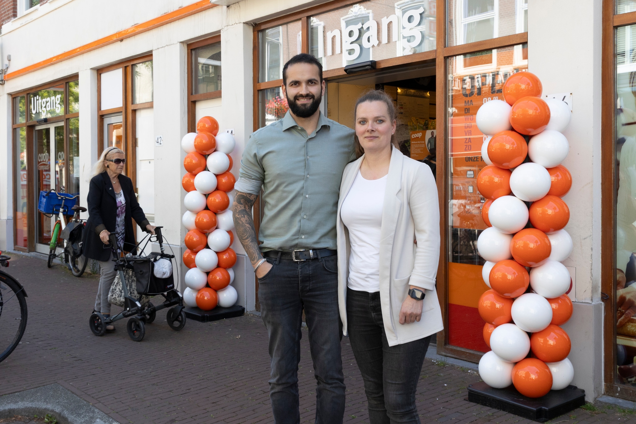 Roan Smit en Tamara Redegeld zijn de nieuwe eigenaren van de COOP in Den Haag.  Roan Smit en Tamara Redegeld zijn de nieuwe eigenaren van een COOP in Den Haag. Foto: Henriette Guest