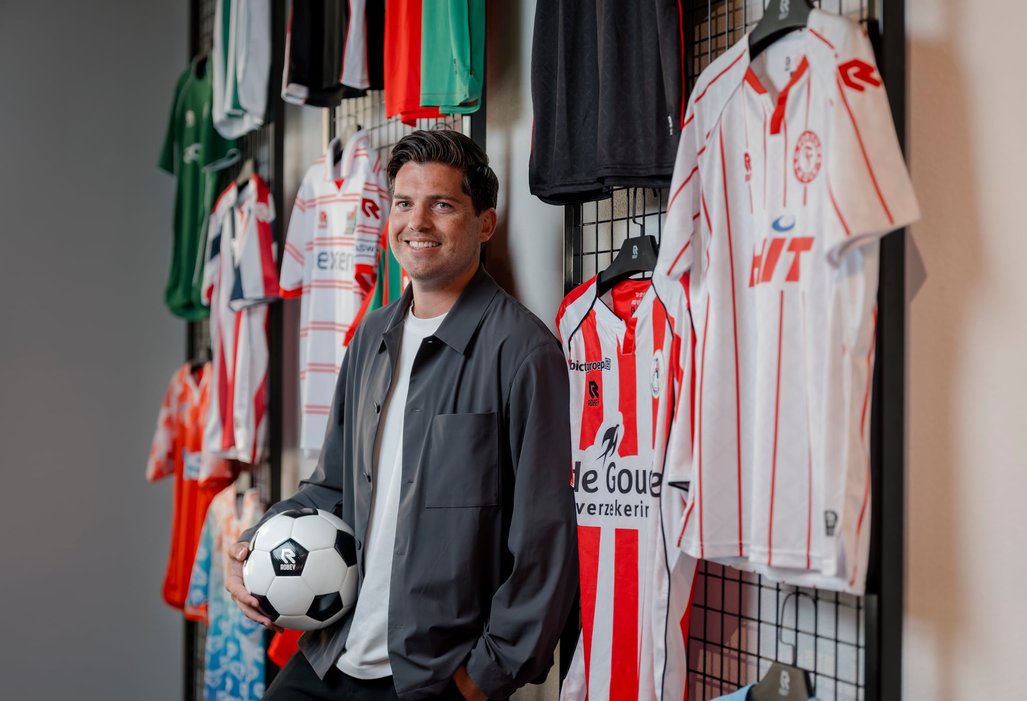 Toine van den Berg op het kantoor van Robey. Toine van den Berg op het kantoor van Robey. Foto: Marco De Swart/AD.