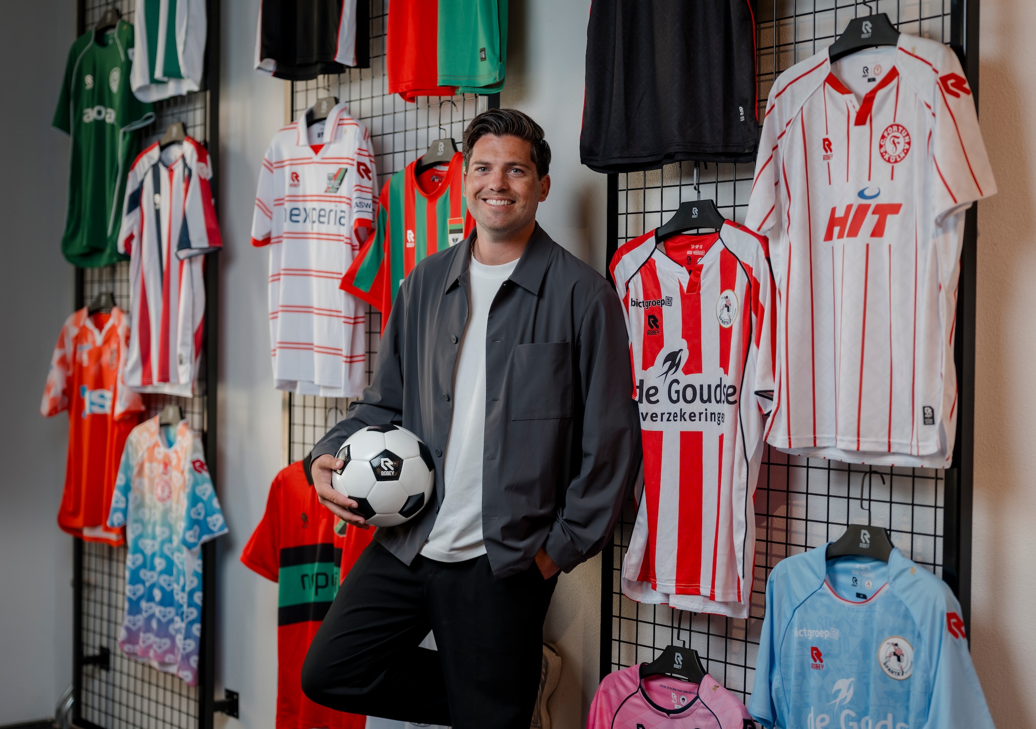 Toine van den Berg op het kantoor van Robey. Toine van den Berg op het kantoor van Robey. Foto: Marco De Swart/AD.