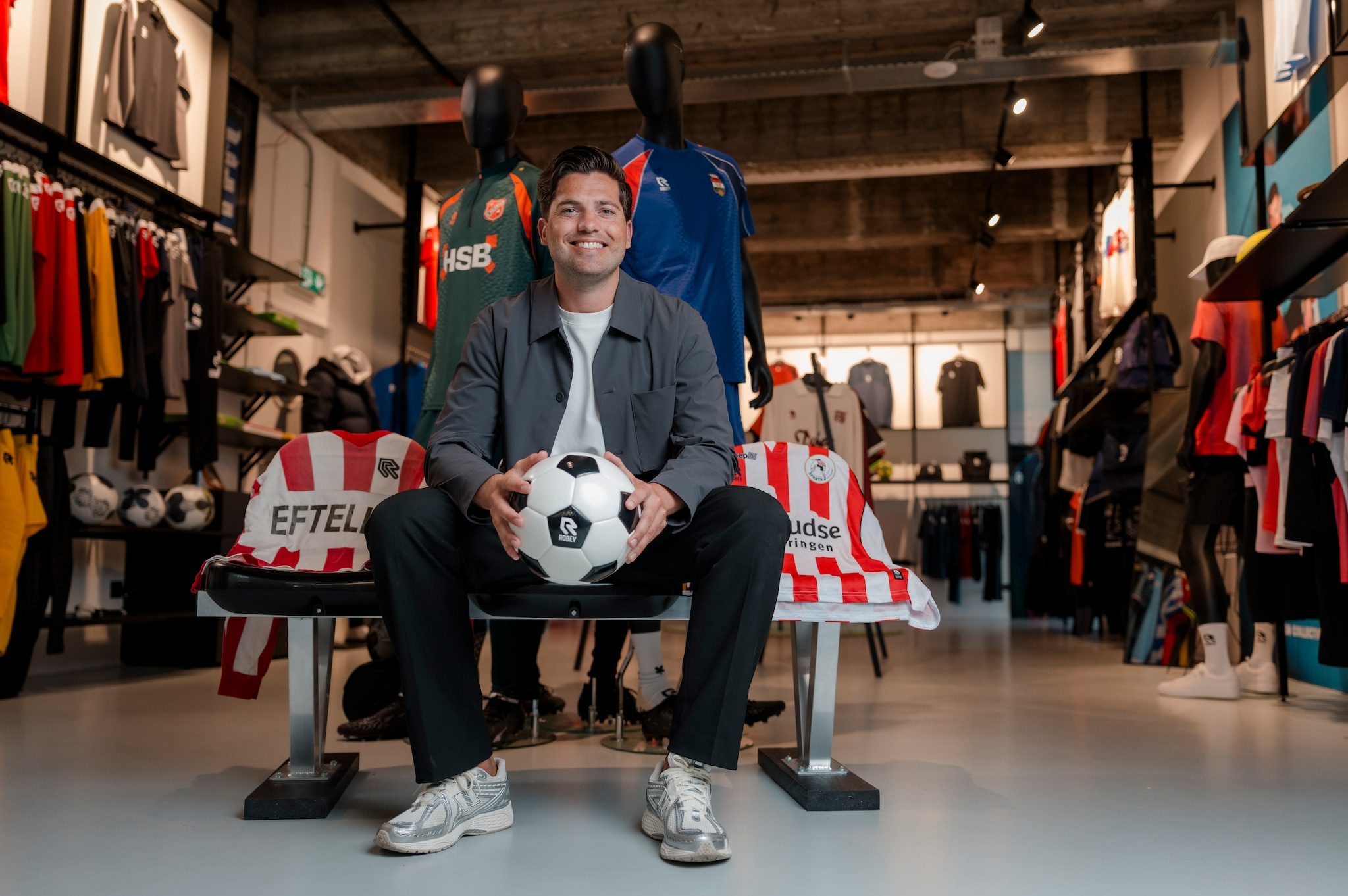 Toine van den Berg in het kantoor van Robey Sportswear in Rotterdam. Toine van den Berg in het kantoor van Robey Sportswear in Rotterdam. Foto: Marco de Swart/AD.