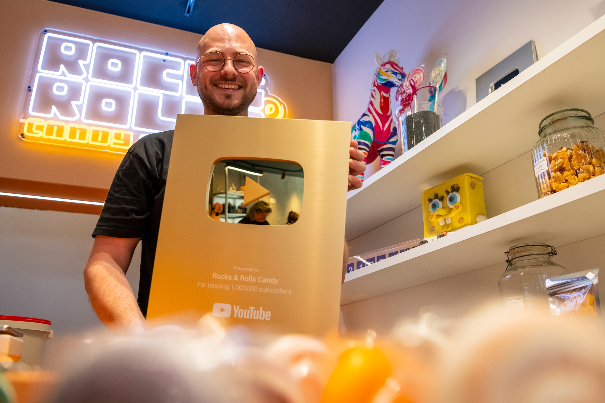 De gouden YouTube Play Button voor het bereiken van een miljoen abonnees heeft Rocks & Rolls al geruime tijd binnen. Frank Peters | De gouden YouTube Play Button voor het bereiken van een miljoen abonnees heeft Rocks & Rolls al geruime tijd binnen.