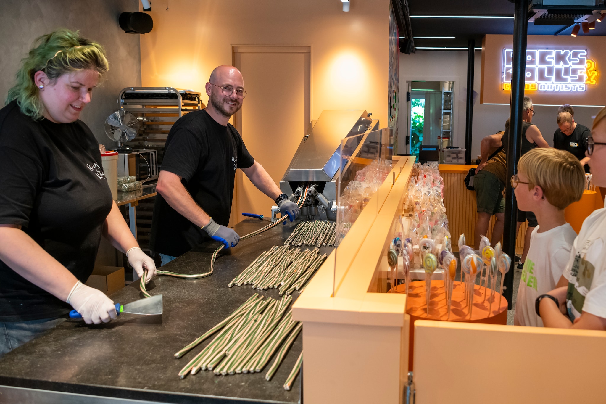 Elke Verplanke en Kim Van Daele maken snoep, terwijl Odiel en Lowie toekijken in de winkel. Frank Peters | Elke Verplanke en Kim Van Daele maken snoep, terwijl Odiel en Lowie toekijken in de winkel.