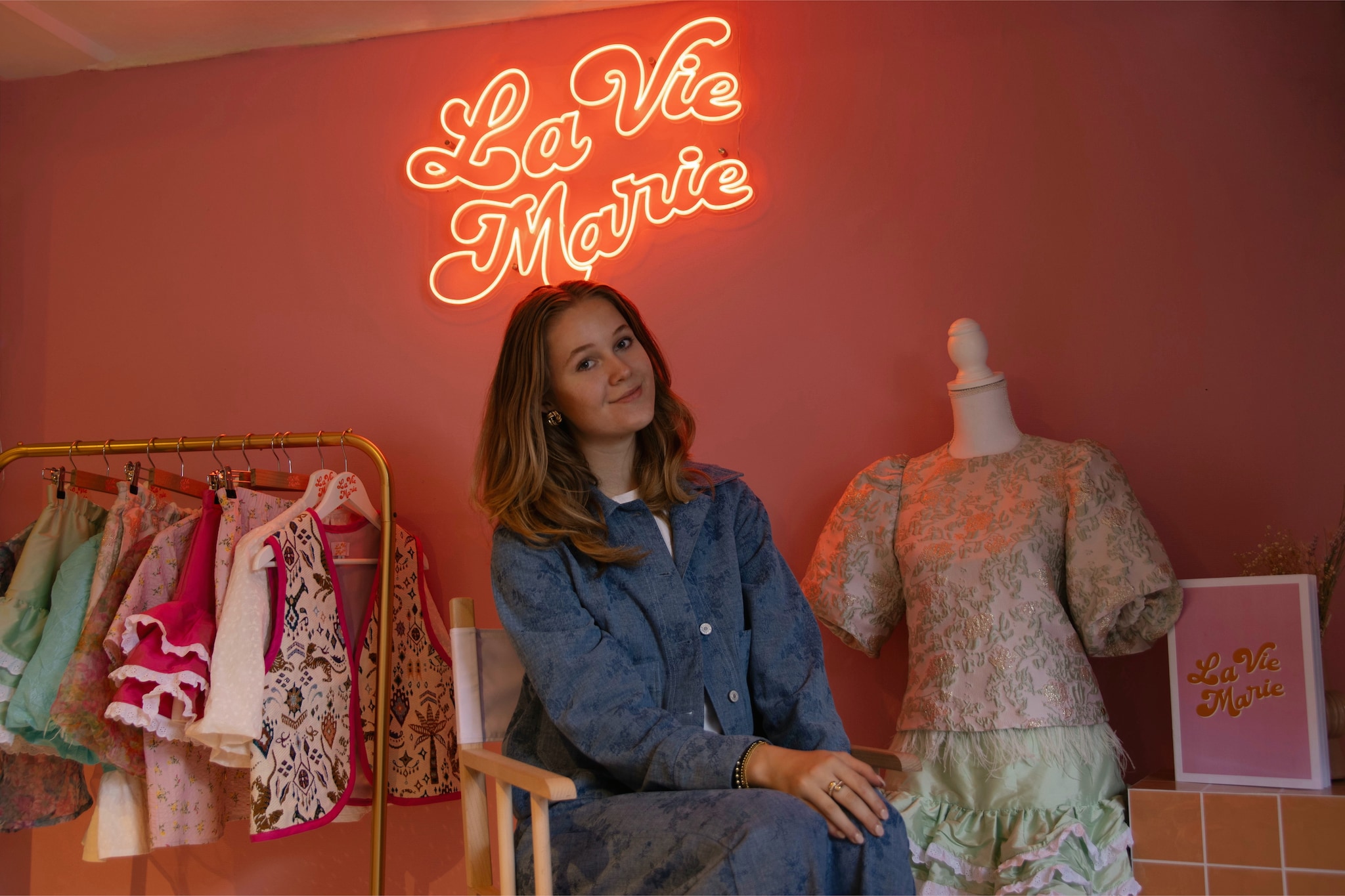 Mieke Nijssen tussen de ontwerpen van La Vie Marie. Eigen foto. Mieke Nijssen tussen de ontwerpen van La Vie Marie. Eigen foto.
