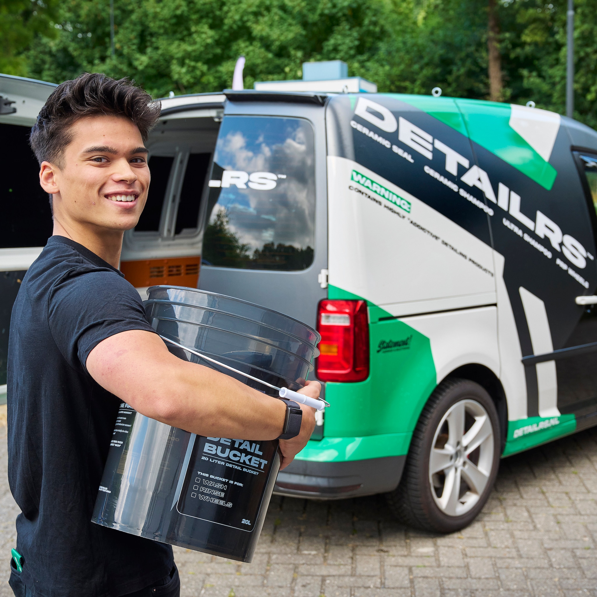 leon 22 runt miljoenen be drijf op school zagen ze al dat ik meer met handel dan met huiswerk bezig was