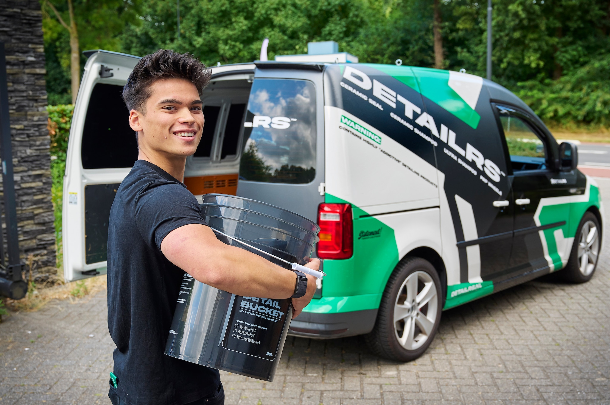 Leon Verstraaten (22) is oprichter en eigenaar van Detailrs. Dat bedrijf verkoopt schoonmaak- en poetsproducten voor auto’s.  Leon Verstraaten (22) is oprichter en eigenaar van Detailrs. Dat bedrijf verkoopt schoonmaak- en poetsproducten voor auto’s. Foto: Jeroen Appels/Van Assendelft Fotografie
