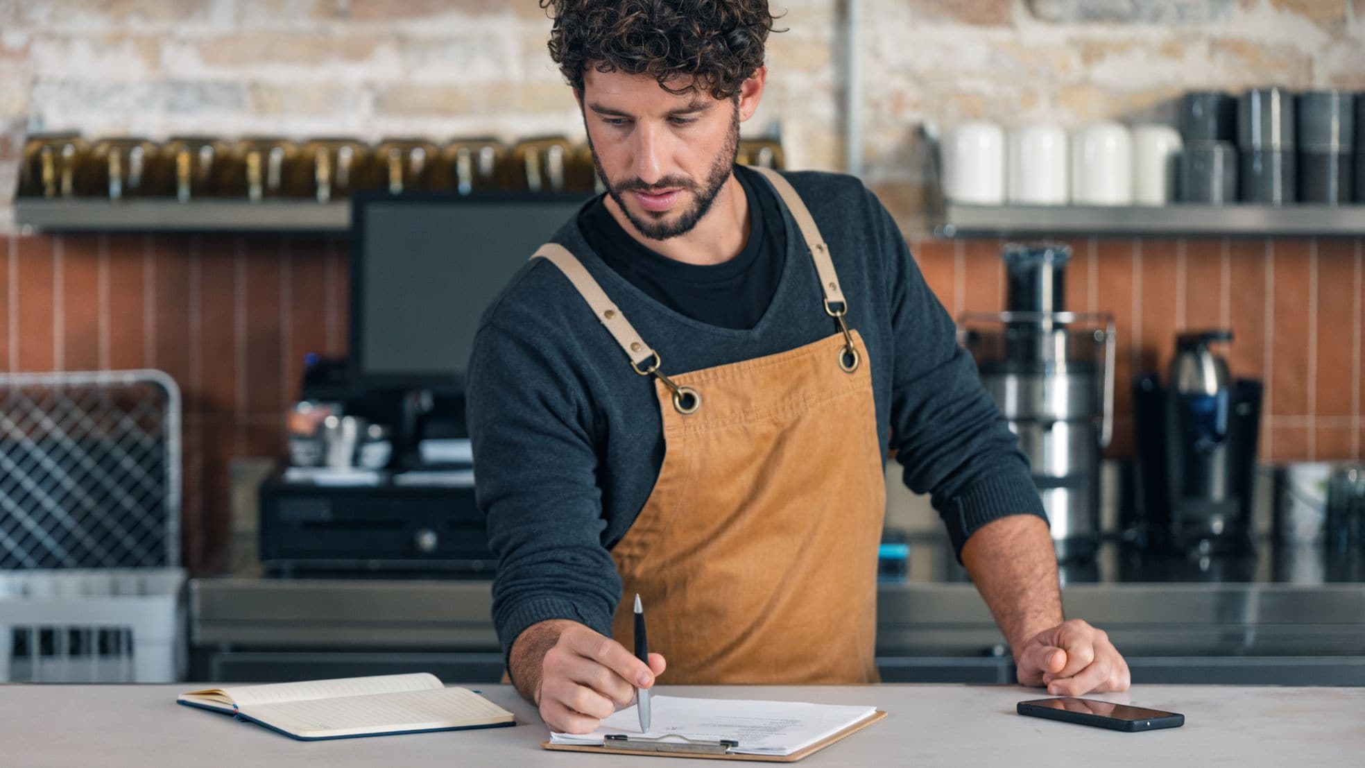 Veel ondernemers in de horeca houden bar weinig van hun winst over, zo blijkt uit onderzoek. Veel ondernemers in de horeca houden bar weinig van hun winst over, zo blijkt uit onderzoek. Foto: Shutterstock