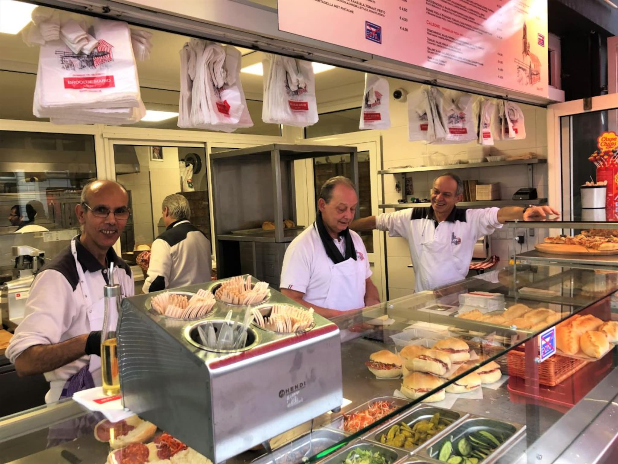 na bijna 50 jaar zoekt bekendste lunchzaak van utrecht een nieuwe eigenaar blijft iconisch broodje bestaan