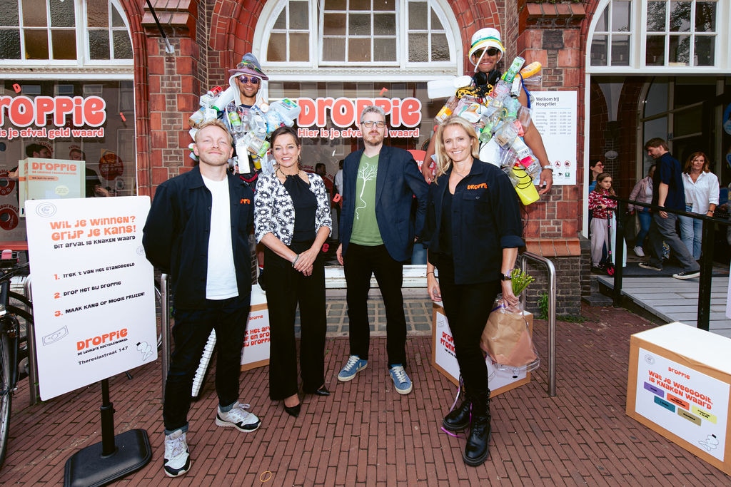 Vlrn: Stef Traa (mede-oprichter Droppie), Hester Klein Lankhorst (Verpact), Arjen Kapteijns (wethouder van Den Haag) en Natascha Hermsen (mede-oprichter Droppie). Fotocredits: Floor Besuijen.  Vlrn: Stef Traa (mede-oprichter Droppie), Hester Klein Lankhorst (Verpact), Arjen Kapteijns (wethouder van Den Haag) en Natascha Hermsen (mede-oprichter Droppie). Fotocredits: Floor Besuijen.