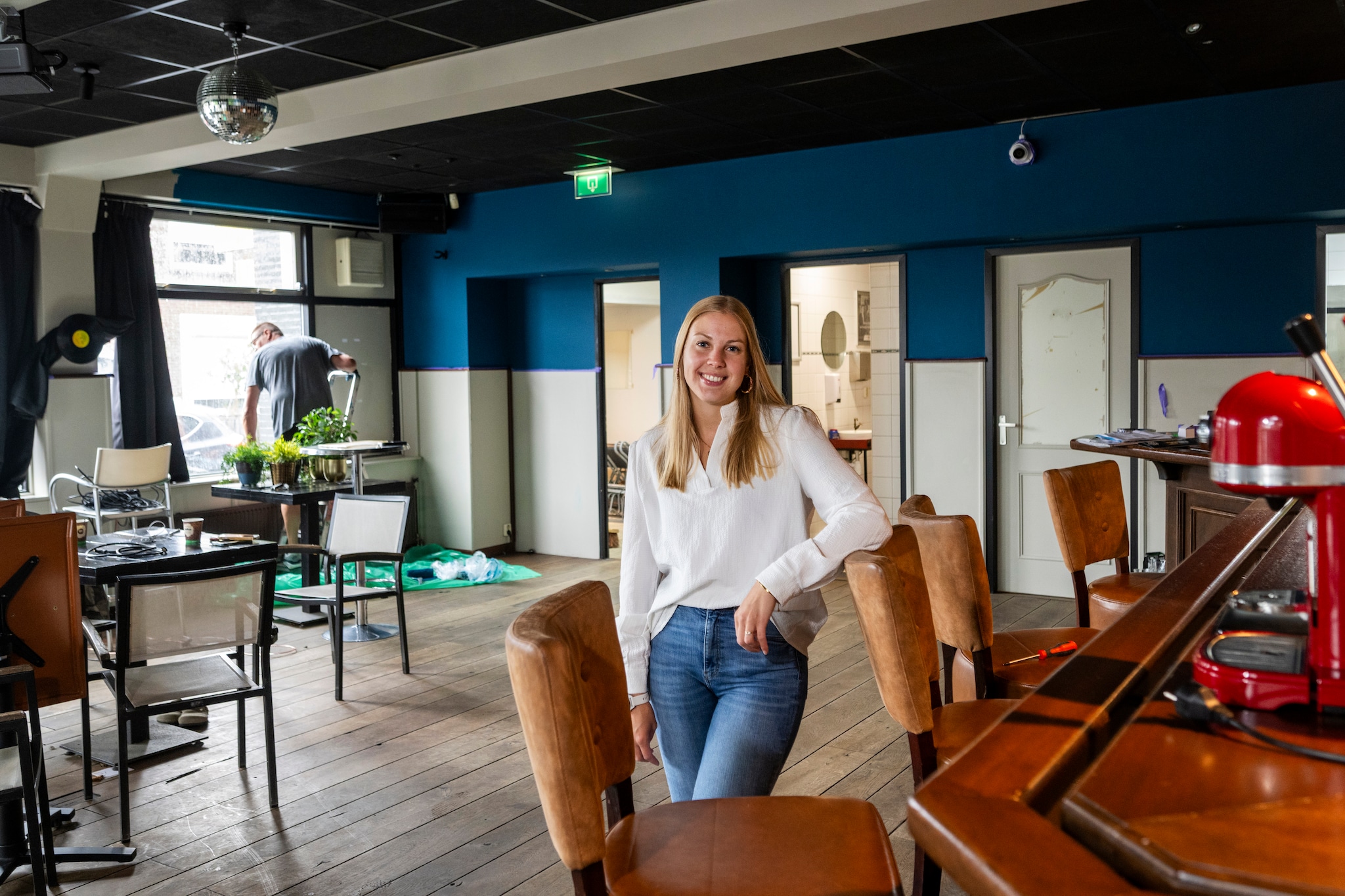 DG20250715-3704, Huissen, 16 juli 2025. Joyce Lobel opent binnenkort Café Aemstelhoek aan de Julianastraat. Tot vorig jaar zat hier Hof(f) der Muziek HANS van Hans Schmeinck. dgfoto. Foto: Gerard Burgers Joyce Lobel hoopt van haar café Aemstelhoek een groot succes te maken. Foto: Gerard Burgers