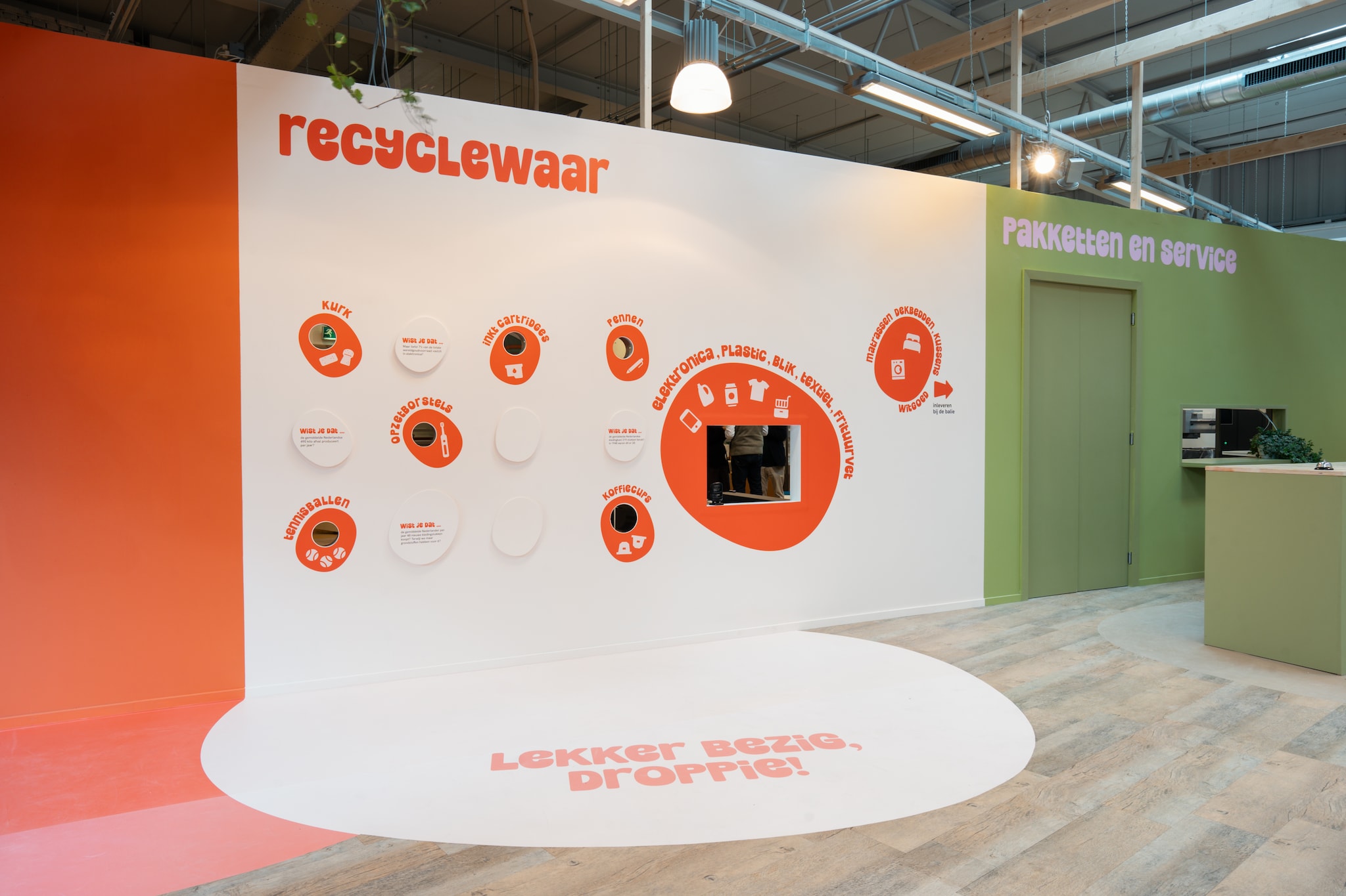 De recyclemuur in de Droppie-winkel in Utrecht. Foto: David William Gerritsen De recyclemuur in de Droppie-winkel in Utrecht. Foto: David William Gerritsen