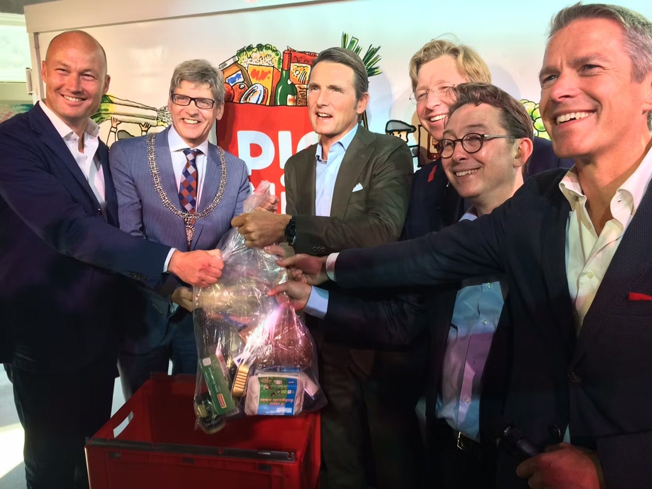 Op 30 september 2015 opende Picnic de eerste ‘hub’ in Amersfoort. Onder meer Michiel Muller (rechts), prins Maurits van Oranje (midden) en burgemeester Lucas Bolsius (links van de prins) verrichtten het startschot. Op 30 september 2015 opende Picnic de eerste ‘hub’ in Amersfoort. Onder meer Michiel Muller (rechts), prins Maurits van Oranje (midden) en burgemeester Lucas Bolsius (links van de prins) verrichtten het startschot. Foto: Picnic
