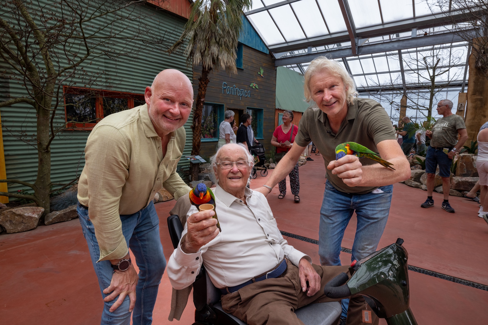 Thomas Maarssen senior met zijn zoons Jeroen (links) en Thomas junior (rechts) in het nieuwe verblijf voor de regenbooglori’s.  Thomas Maarssen senior met zijn zoons Jeroen (links) en Thomas junior (rechts) in het nieuwe verblijf voor de regenbooglori’s. Foto: Freddy Schinkel