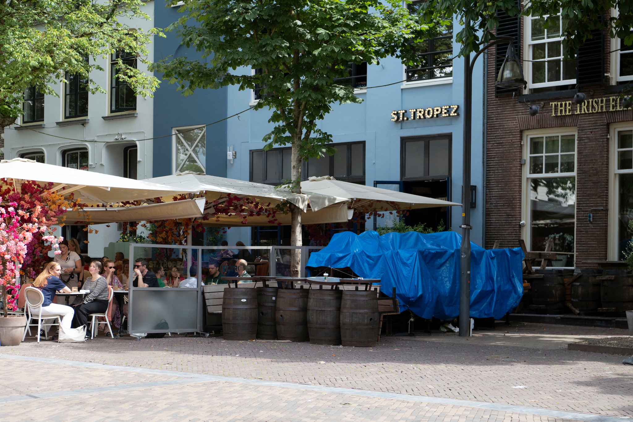 Midden in de zomer is het terras van Irish Elk in Deventer leeggetrokken. Ruben Meijerink | Midden in de zomer is het terras van Irish Elk in Deventer leeggetrokken.