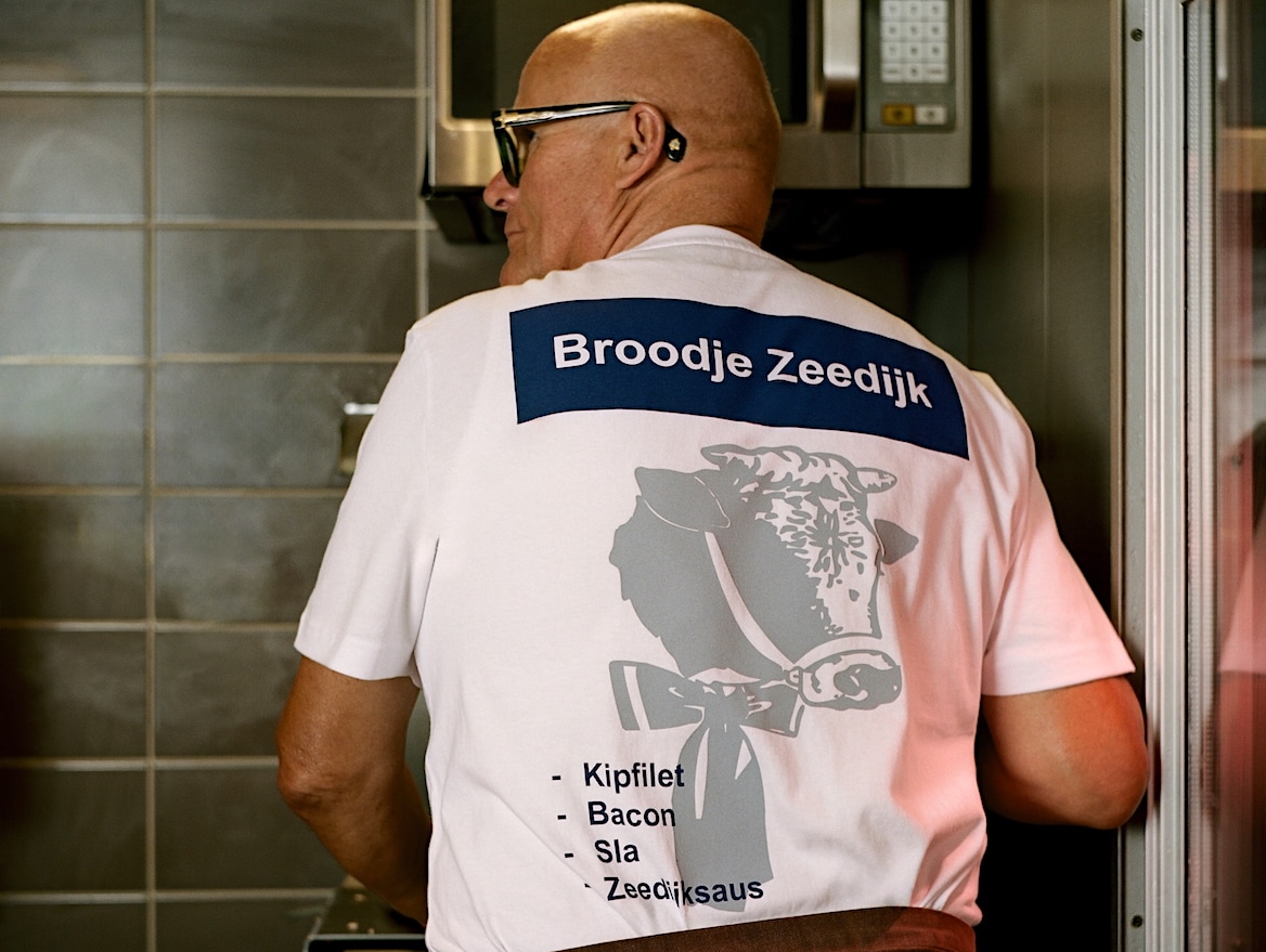 De T-shirts van Broodje Zeedijk gingen als warme broodjes over de toonbank. De T-shirts van Broodje Zeedijk gingen als warme broodjes over de toonbank.