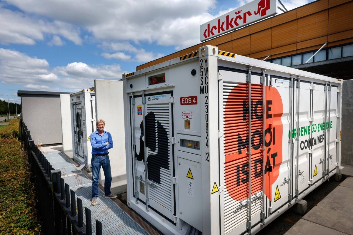 Robbert Jan Dekker bij een van zijn batterijen. Foto: Ruud Voest. Robbert Jan Dekker bij een van zijn batterijen. Foto: Ruud Voest.