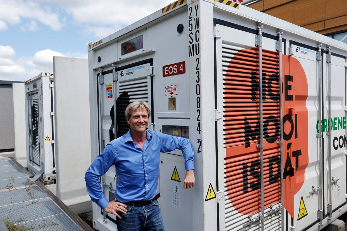 Robbert Jan Dekker bij een van zijn batterijen. Foto: Ruud Voest. Robbert Jan Dekker bij een van zijn batterijen. Foto: Ruud Voest.