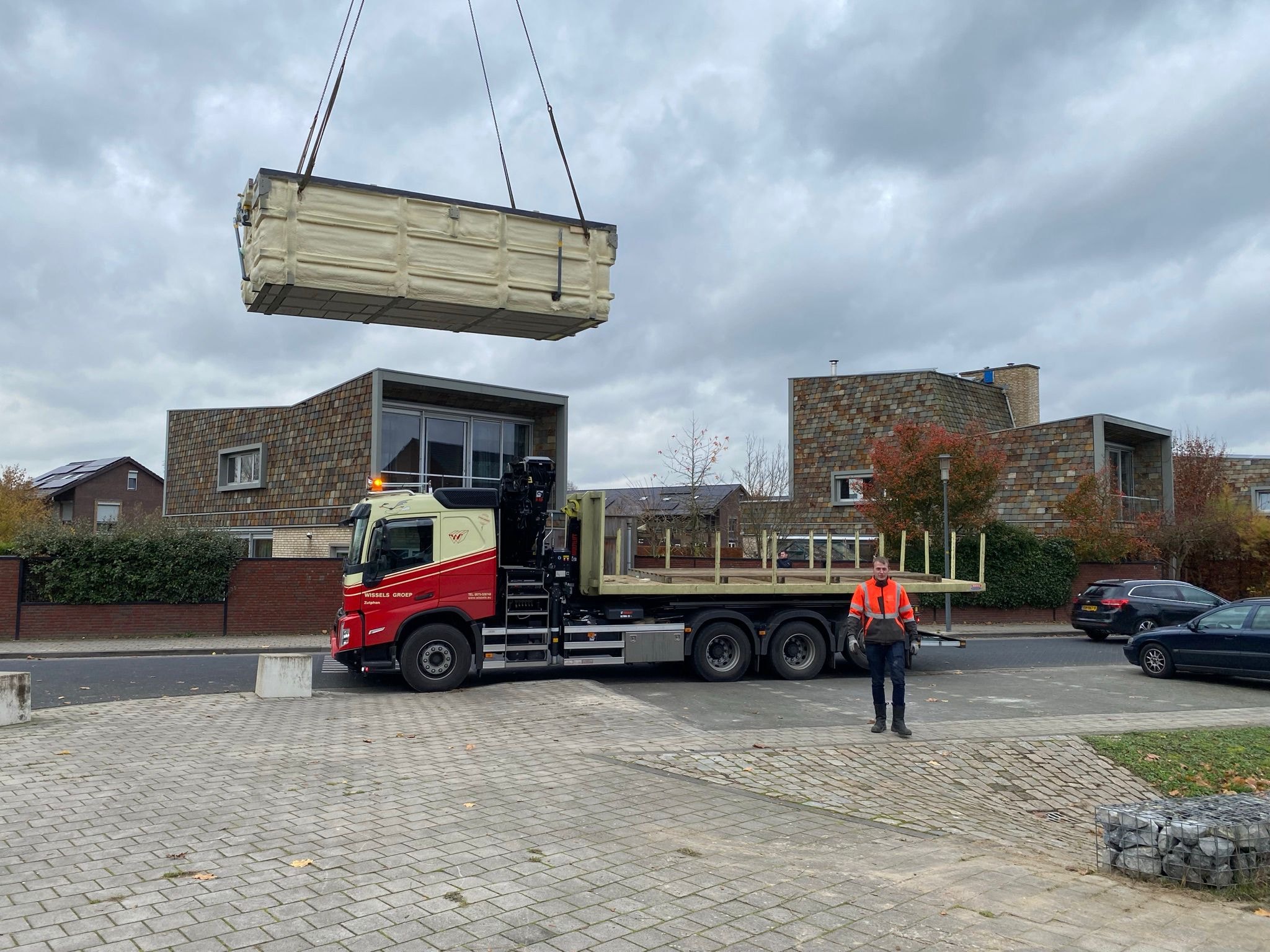 Met een kraan wordt het bad in de tuin gehesen Met een kraan wordt het bad in de tuin gehesen Bron: Mark Hoentjen