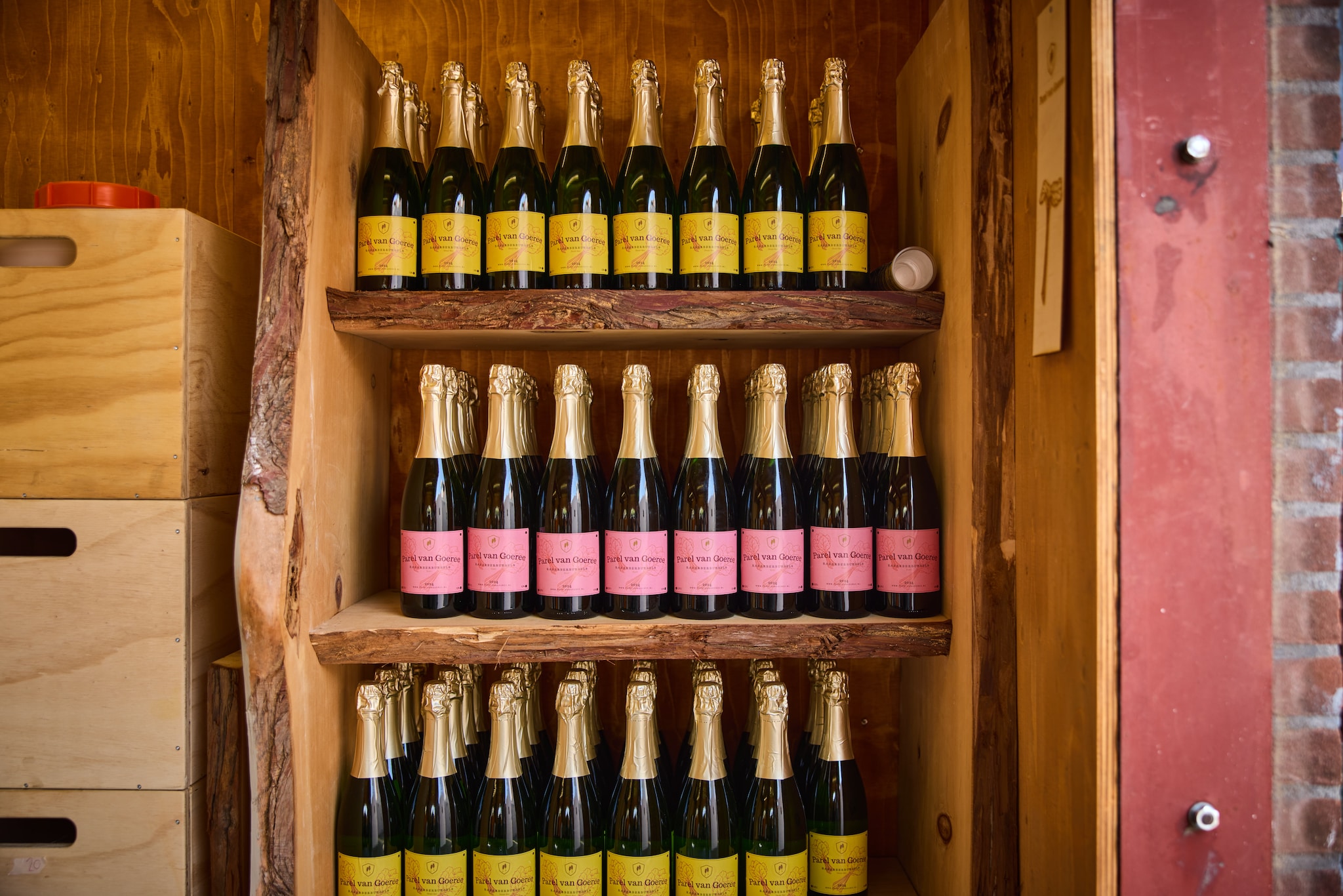 Kast met flessen rabarberbubbels die klaar zijn voor de verkoop Kast met flessen rabarberbubbels die klaar zijn voor de verkoop. Foto: Jan de Groen