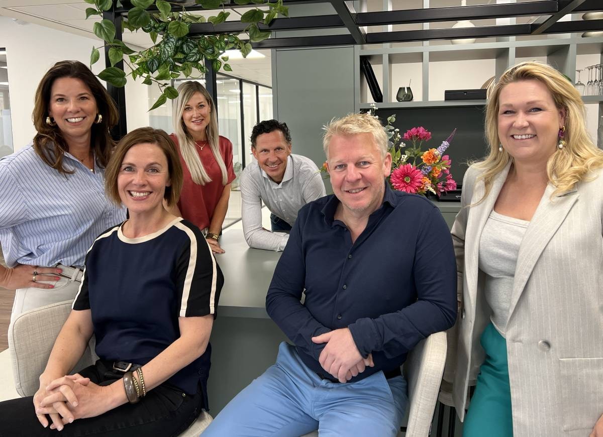 Van links naar rechts: Natasja Gregorowitsch, Karen Baelde (beide TALK ABOUT) , Indra Frishert (Dazure), Marcel van Loon, Chris Luiijf (beide Van Loon), Odette Bakker (Dazure). Foto: TALK ABOUT Van links naar rechts: Natasja Gregorowitsch, Karen Baelde (beide TALK ABOUT) , Indra Frishert (Dazure), Marcel van Loon, Chris Luiijf (beide Van Loon), Odette Bakker (Dazure). Foto: TALK ABOUT