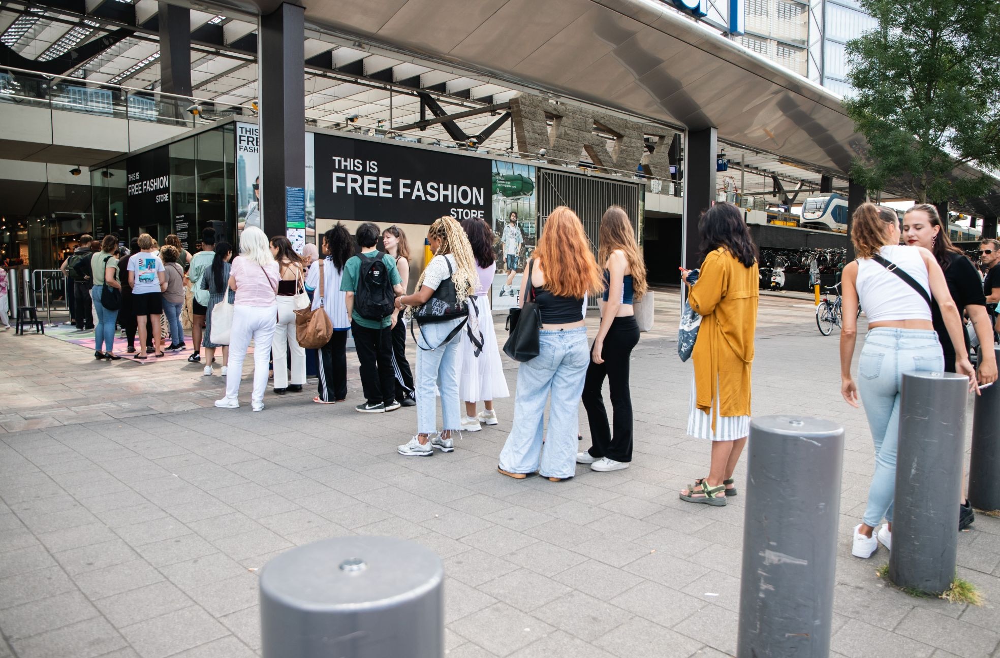 Wachtrijen bij FREE FASHION op Rotterdam CS. Wachtrijen bij FREE FASHION op Rotterdam CS. Eigen foto