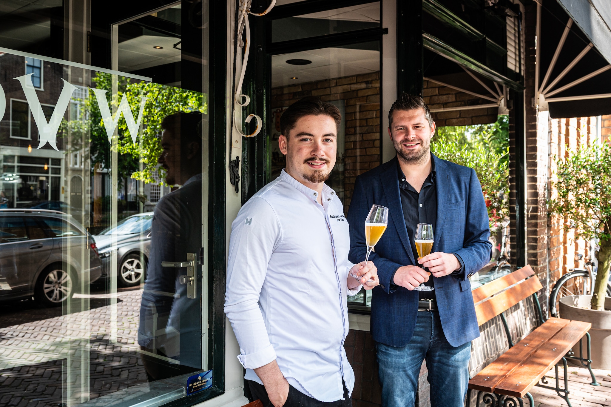 Jaap Noorlag (r) en Joe Liem van restaurant Ter:Govw aan de Oosthaven maken een vliegende start. Na de opening vorig jaar augustus hebben ze nu al een vermelding in de Michelingids te pakken. Jaap Noorlag (r) en Joe Liem van restaurant Ter:Govw aan de Oosthaven maken een vliegende start. Na de opening vorig jaar augustus hebben ze nu al een vermelding in de Michelingids te pakken. Foto: Merel Klijzing/AD.
