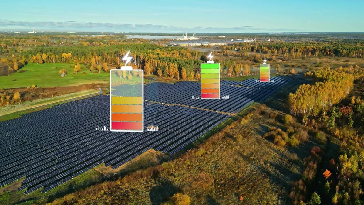 Batterijen in combinatie met zonnepanelen. Foto: Shutterstock Batterijen in combinatie met zonnepanelen. Foto: Shutterstock