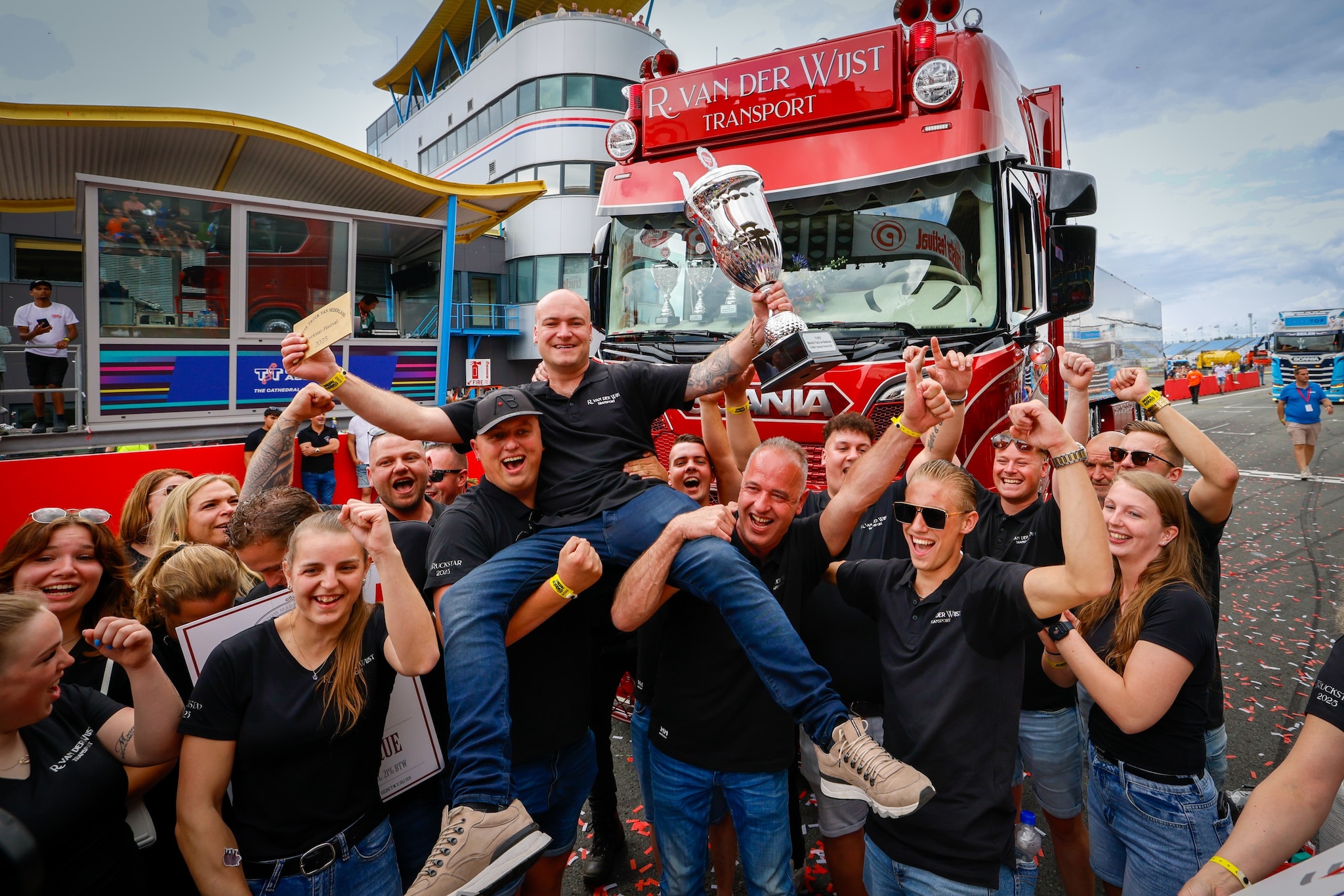 Rick van der Wijst Rick van der Wijst wordt op handen gedragen. Foto: Truckstar
