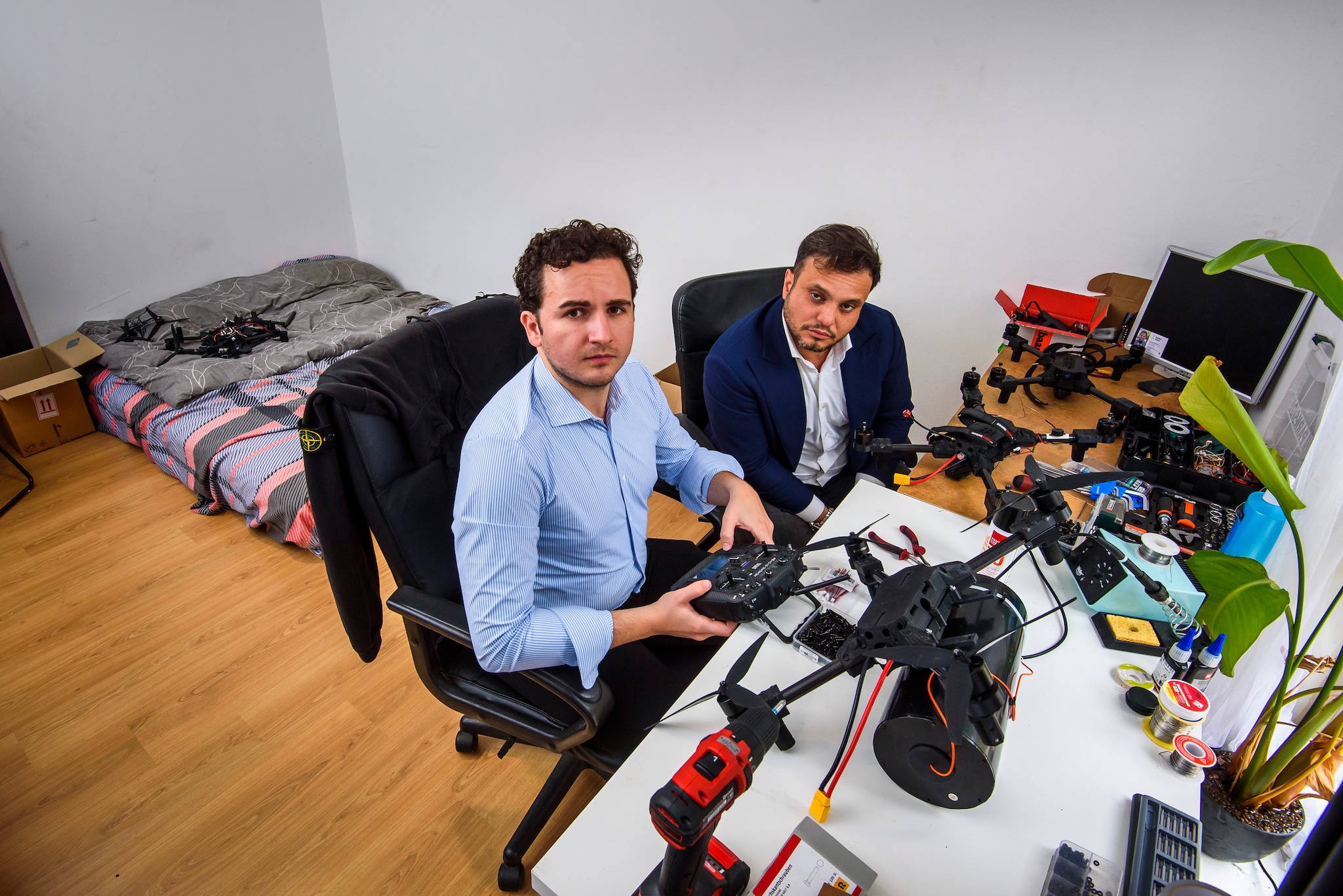 Albin Sela (l.) en Saulo Waardenburg in de studentenkamer, waar Hyllus de drones assembleert. Reinier van Willigen | Albin Sela (l.) en Saulo Waardenburg in de studentenkamer, waar Hyllus de drones assembleert.