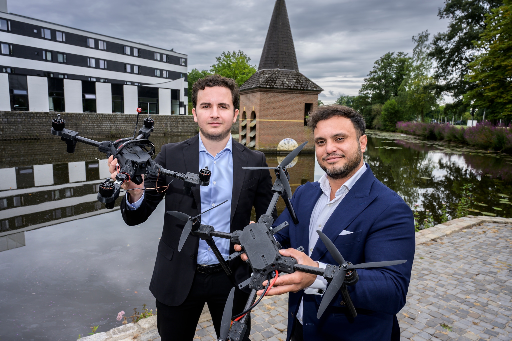 Albin Sela (links) en Saulo Waardenburg van dronebouwer Hyllus op het UT-terrein, waar de start-up een kantoor heeft. Reinier van Willigen | Albin Sela (links) en Saulo Waardenburg van dronebouwer Hyllus op het UT-terrein, waar de start-up een kantoor heeft.