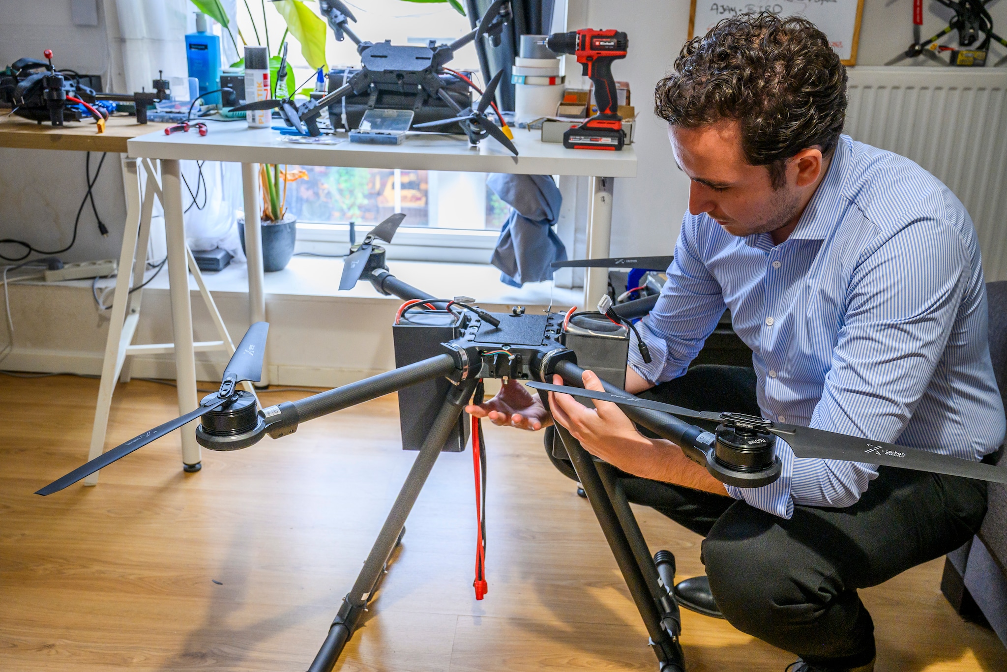Albin Sela met een light bomber, een drone die zes explosieven kan dragen. Reinier van Willigen | Albin Sela met een light bomber, een drone die zes explosieven kan dragen.