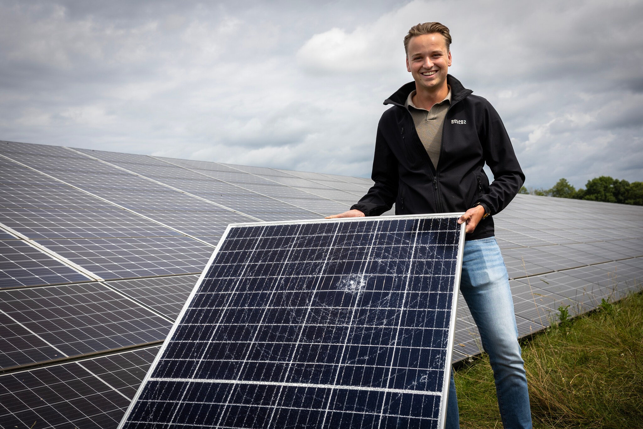 Gijs Ten Brinke heeft een bijzondere startup. Zijn bedrijf Solar2Cycle recyclet kapotte zonnepanelen. Foto: Vincent Jannink Gijs Ten Brinke heeft een bijzondere startup. Zijn bedrijf Solar2Cycle recyclet kapotte zonnepanelen. Foto: Vincent Jannink