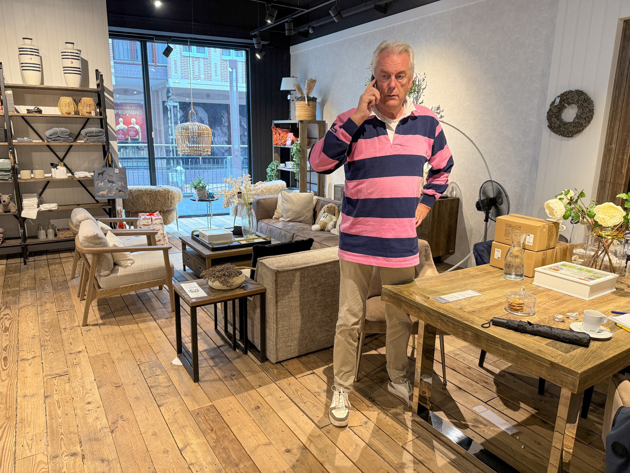 Henny van Straaten van Maison Nijmegen, met weer een klant aan de lijn. Henny van Straaten van Maison Nijmegen, met weer een klant aan de lijn. Foto: DG