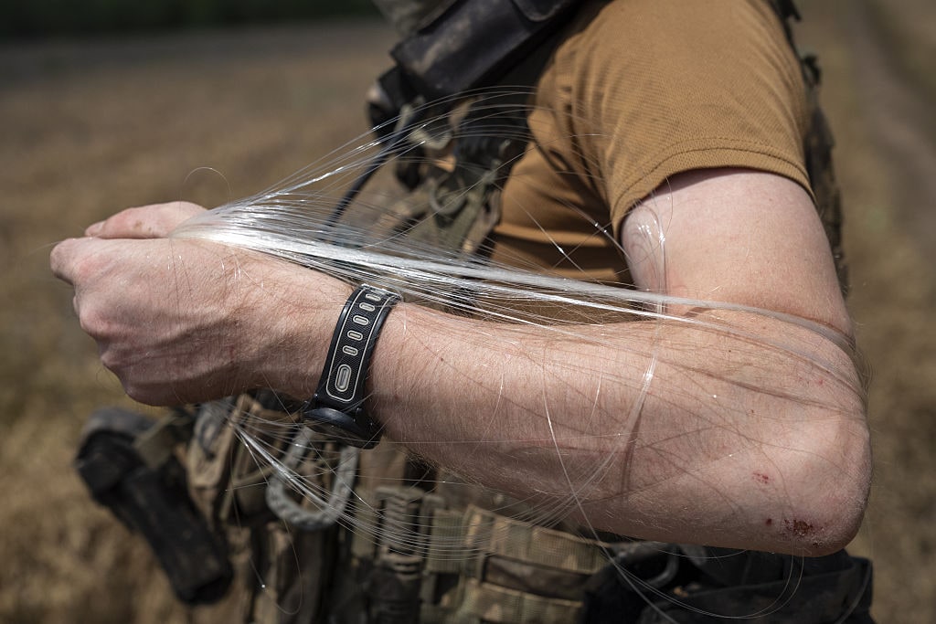 Soldaten van een glasvezeldrone-eenheid van de 93ste Brigade van Oekraïne testen drones voordat ze naar de frontlinie gaan in de regio Donetsk. Anadolu via Getty Images | Soldaten van een glasvezeldrone-eenheid van de 93ste Brigade van Oekraïne testen drones voordat ze naar de frontlinie gaan in de regio Donetsk.