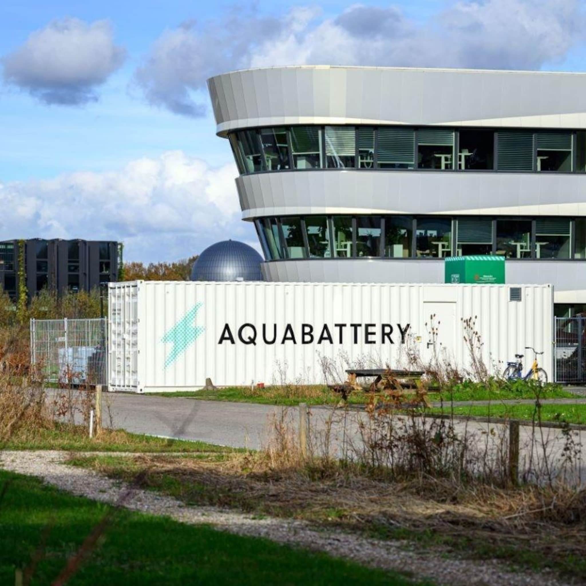 overvol stroomnet netcongestie verduurzaming batterijen aquabattery delft